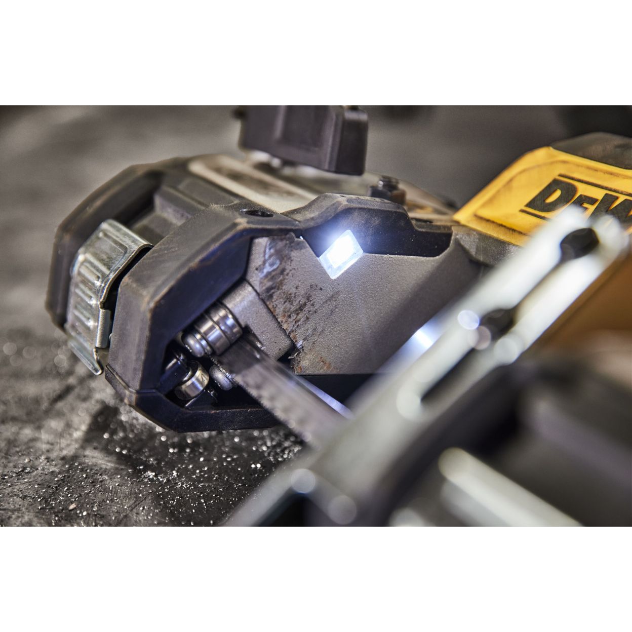 Купить DEWALT DCS378N аккумуляторная ручная ленточная пила, 18 В, 174 м ...