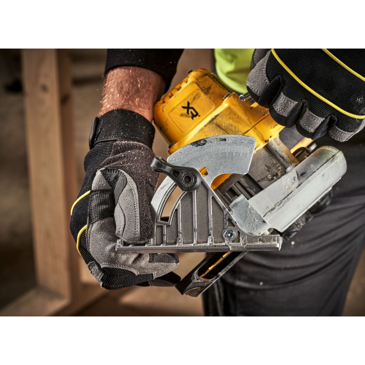 Аккумуляторная дисковая пила DEWALT DCS565P1T, 18 В, 165 мм, 4950 об/мин, с АКБ 5 Ач и ЗУ, в кейсе TSTAK (DCS565P1NT-XJ)