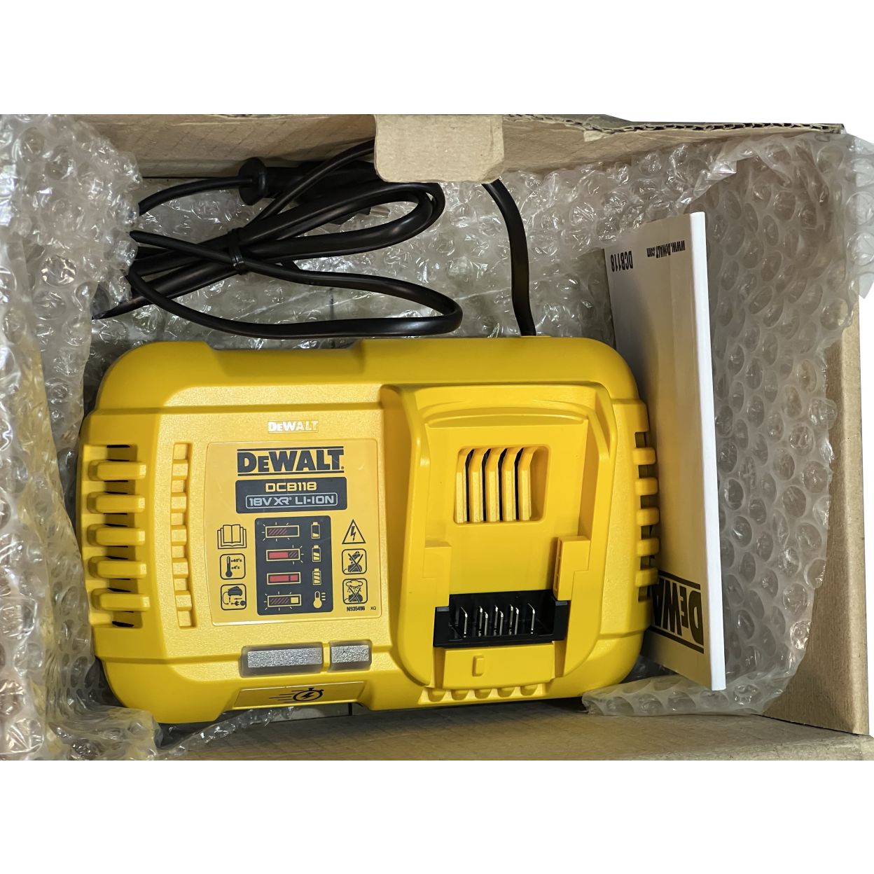 Быстрое зарядное устройство DEWALT DCB118, 18/54 В, 8 А (DCB118-QW/U), уцененный товар