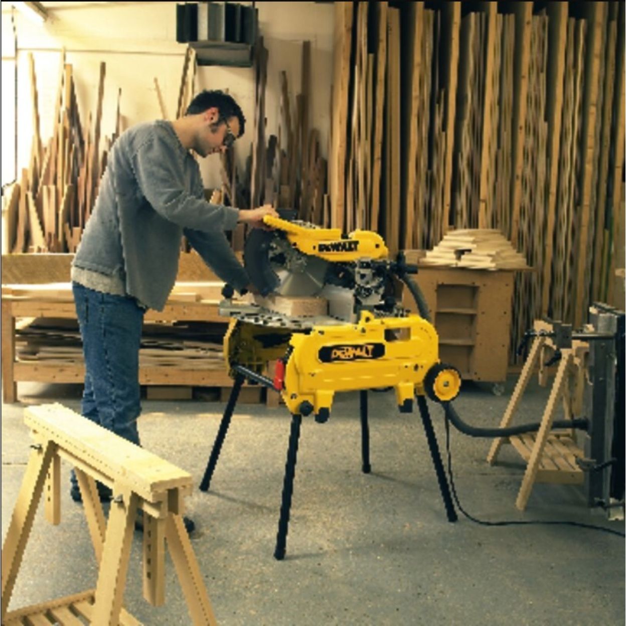 Комбинированная торцовочная-распиловочная пила DEWALT D27107, 2000 Вт, 2850 об/мин