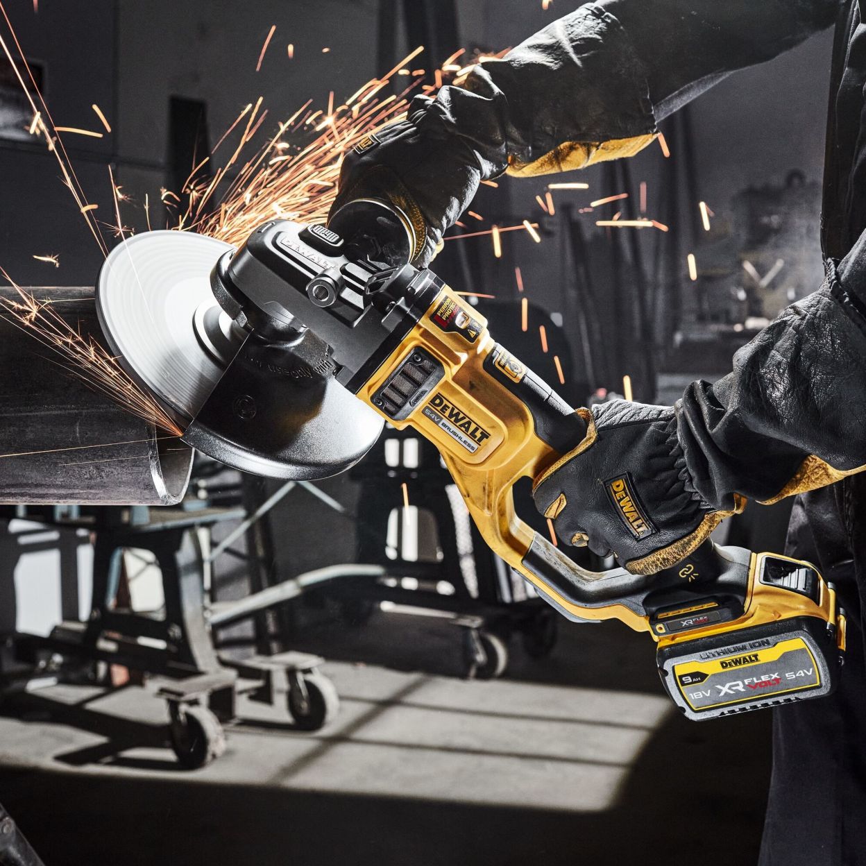 Аккумуляторная угловая шлифмашина DEWALT DCG460X2, 54 В, 230 мм, 6000 об/мин, с 2 АКБ 3 Ач и ЗУ, в кейсе (DCG460X2-QW)