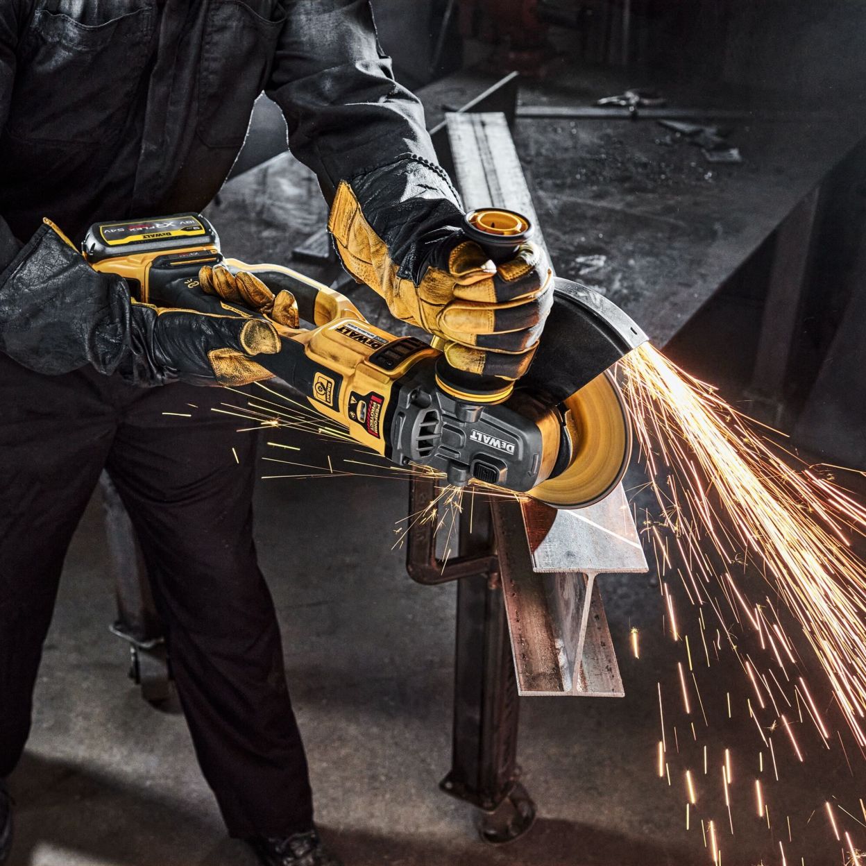Аккумуляторная угловая шлифмашина DEWALT DCG460X2, 54 В, 230 мм, 6000 об/мин, с 2 АКБ 3 Ач и ЗУ, в кейсе (DCG460X2-QW)