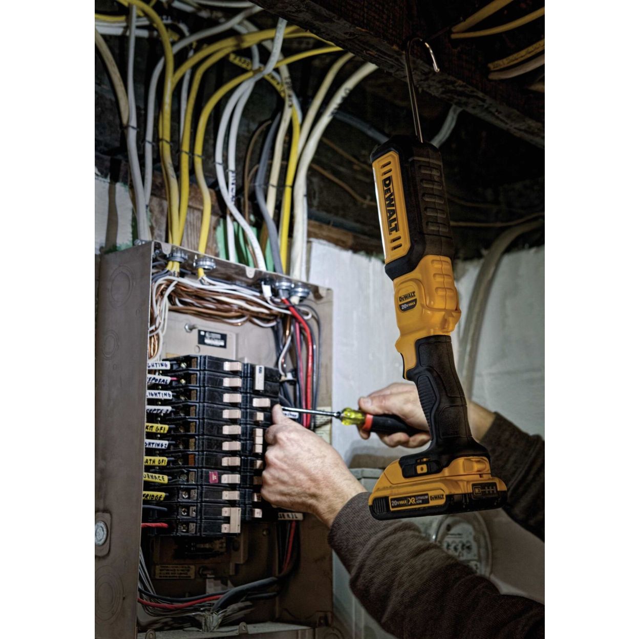 Аккумуляторный фонарь DEWALT DCL050, 18 В, 500 лм, без АКБ и ЗУ (DCL050-XJ)