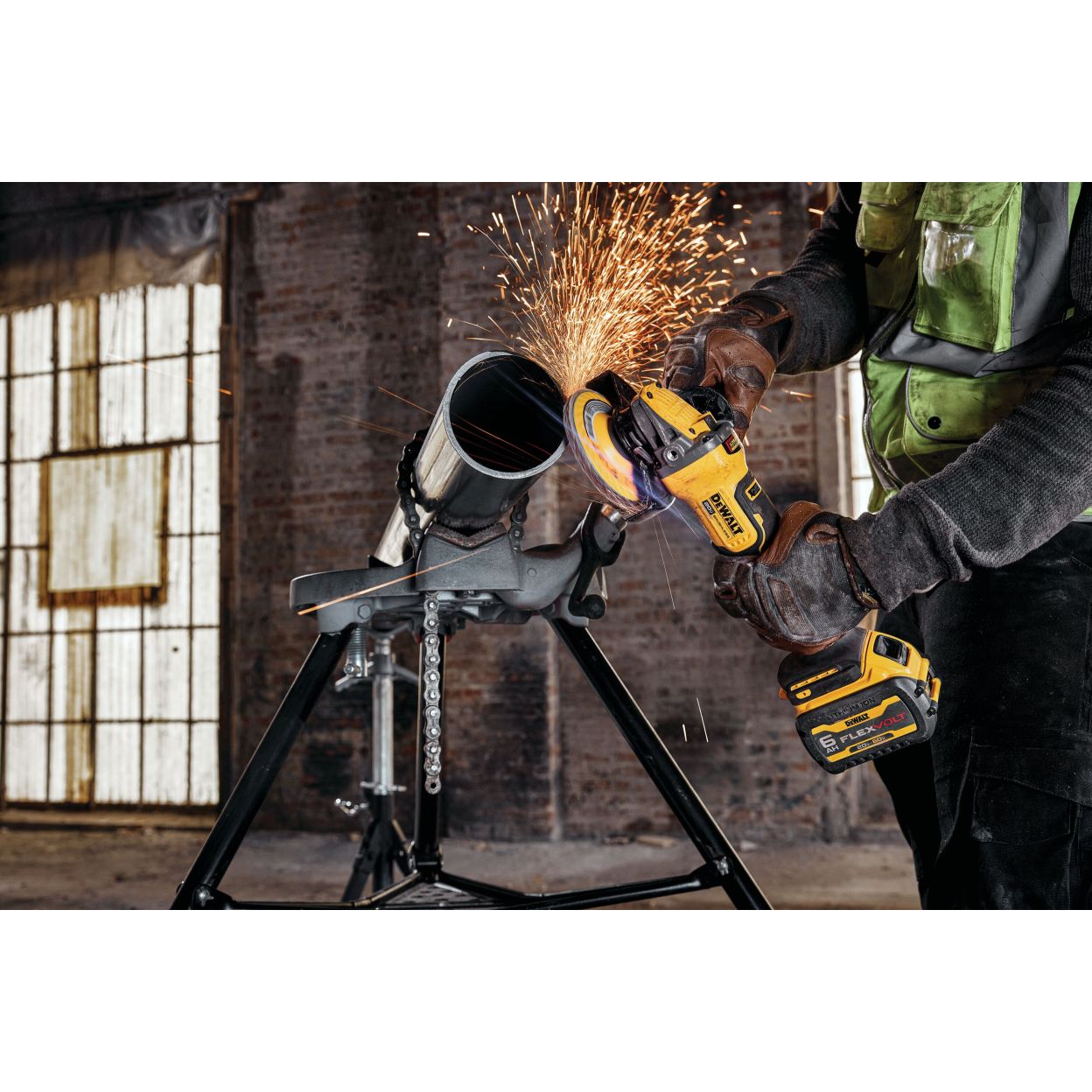 Аккумуляторная угловая шлифмашина DEWALT DCG416B, 20/60 В, 125 мм, 9000 об/мин, без АКБ и ЗУ (DCG416B-XJ)
