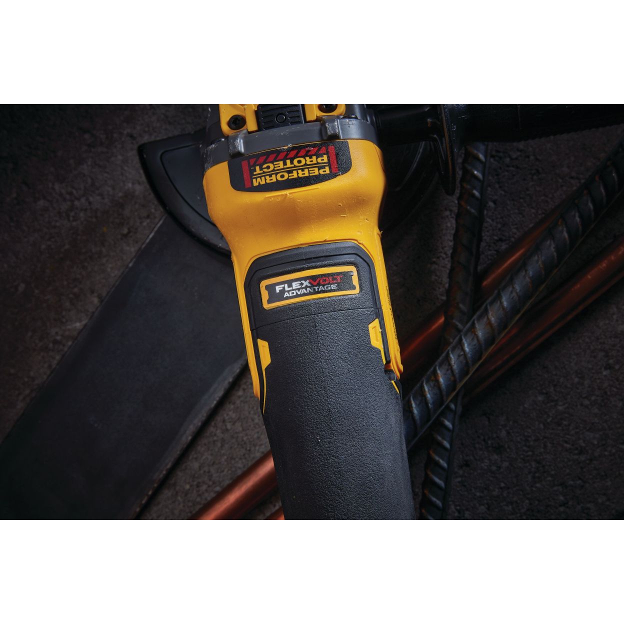 Аккумуляторная угловая шлифмашина DEWALT DCG416B, 20/60 В, 125 мм, 9000 об/мин, без АКБ и ЗУ (DCG416B-XJ)