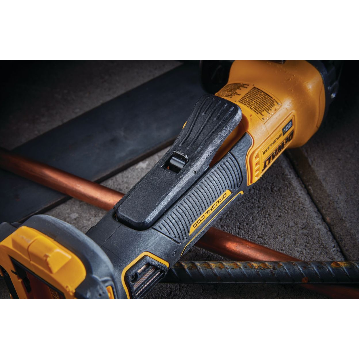 Аккумуляторная угловая шлифмашина DEWALT DCG416B, 20/60 В, 125 мм, 9000 об/мин, без АКБ и ЗУ (DCG416B-XJ)