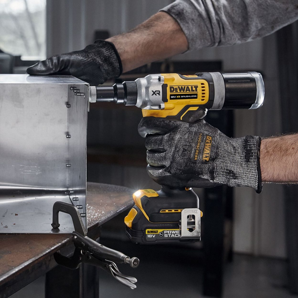 Аккумуляторный заклепочный пистолет DEWALT DCF414NT, 18 В, с 2 АКБ 1.7 Ач и ЗУ, в кейсе TSTAK (DCF414E2GT-QW)