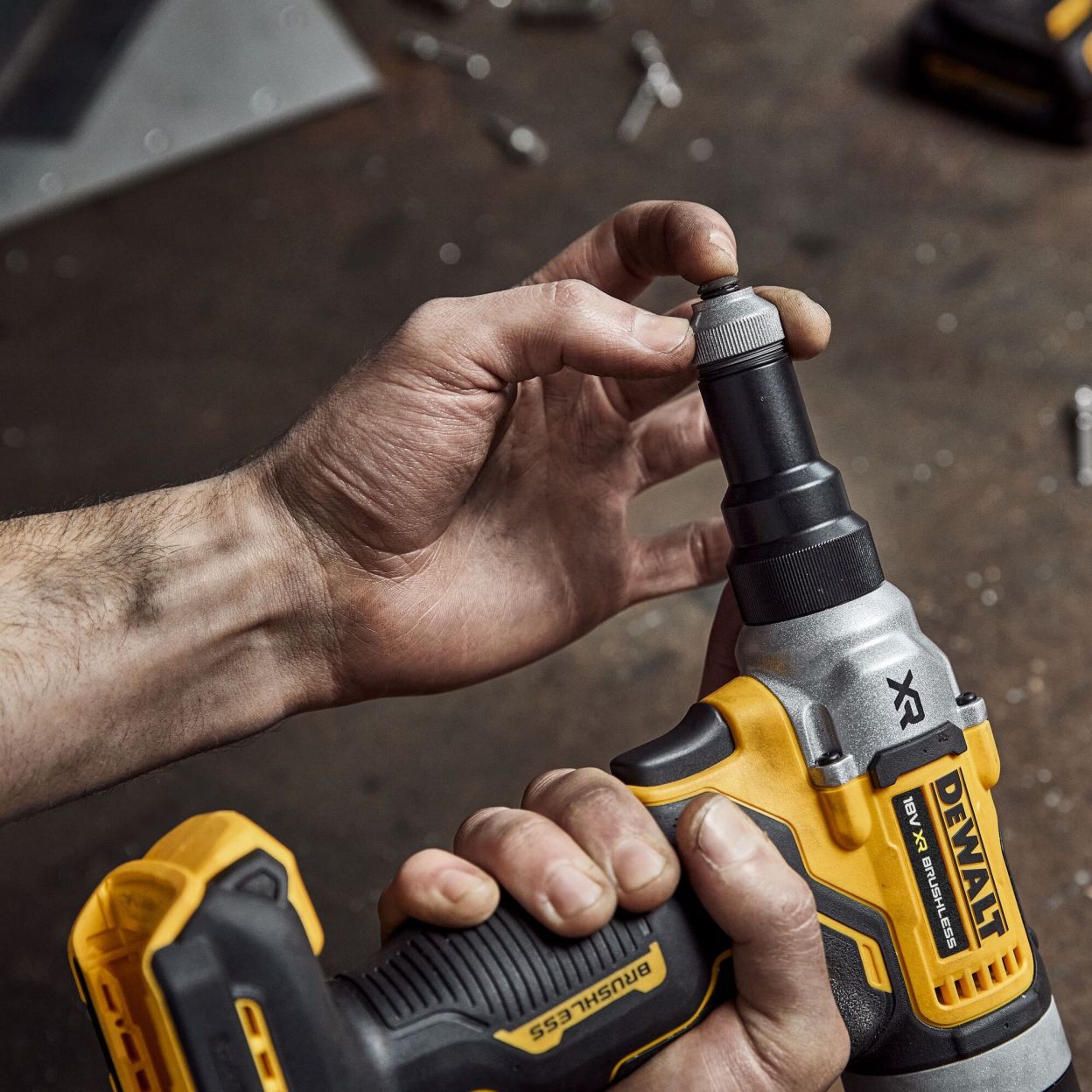 Аккумуляторный заклепочный пистолет DEWALT DCF414NT, 18 В, с 2 АКБ 1.7 Ач и ЗУ, в кейсе TSTAK (DCF414E2GT-QW)