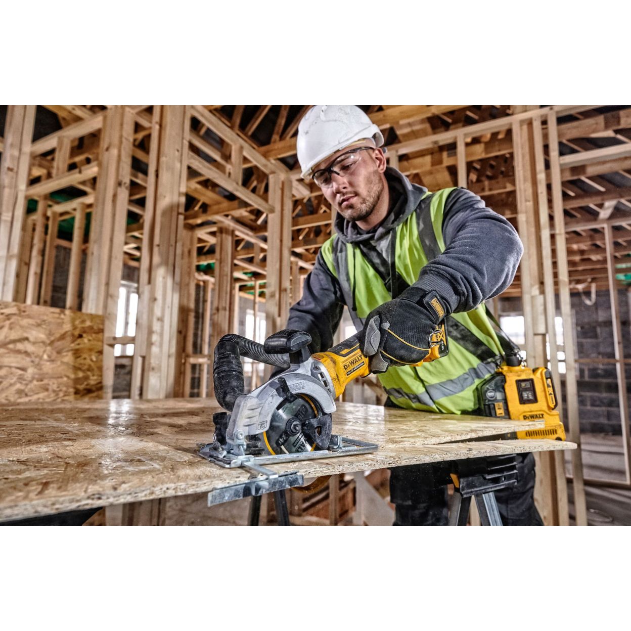 Аккумуляторная дисковая пила DEWALT DCS571B, 20 В, 115 мм, 4500 об/мин, без АКБ и ЗУ (DCS571B-XJ)