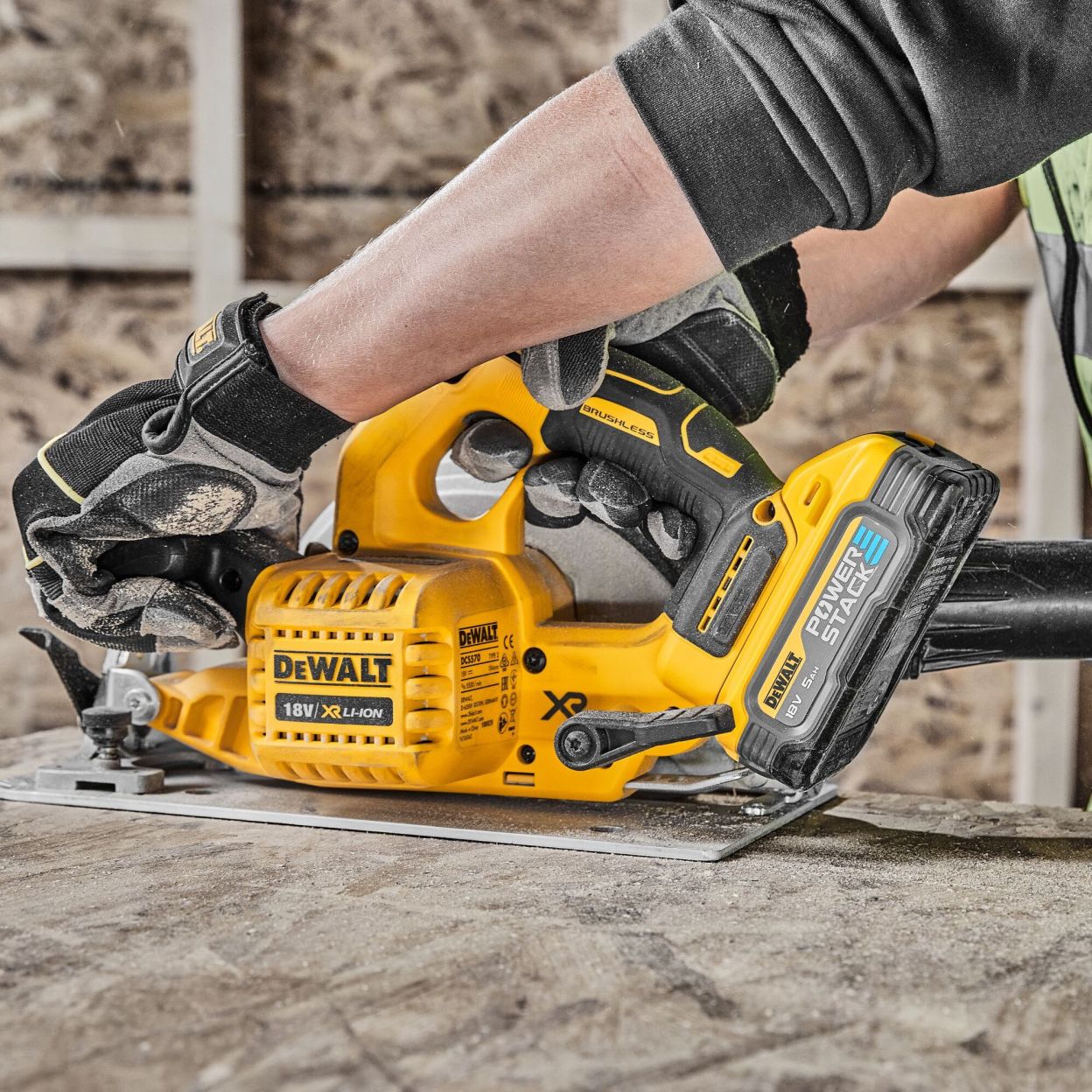 Аккумуляторная дисковая пила DEWALT DCS570H2T, 18 В, 184 мм, 5500 об/мин, с 2 АКБ 5 Ач и ЗУ, в кейсе TSTAK (DCS570H2T-QW)