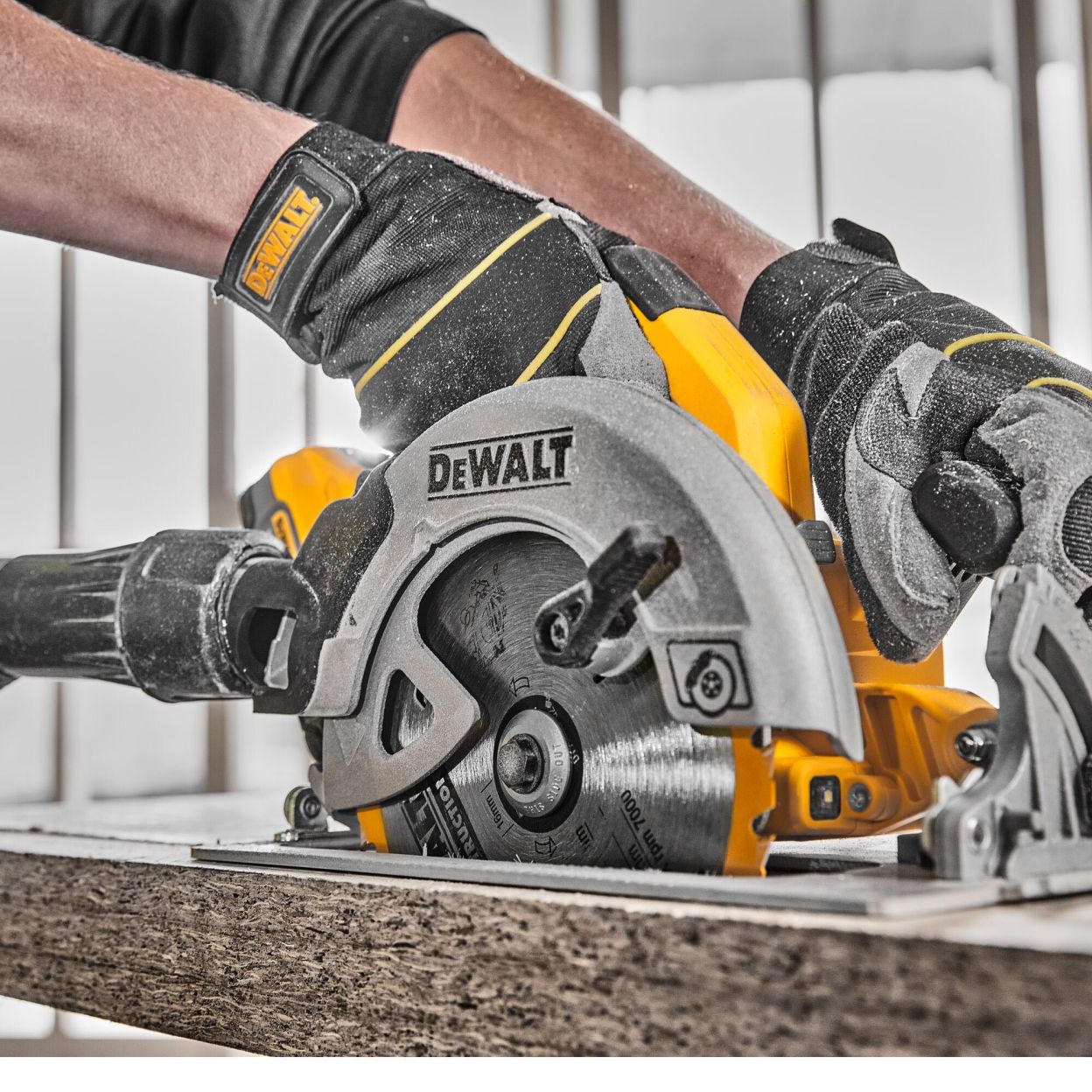 Аккумуляторная дисковая пила DEWALT DCS570H2T, 18 В, 184 мм, 5500 об/мин, с 2 АКБ 5 Ач и ЗУ, в кейсе TSTAK (DCS570H2T-QW)