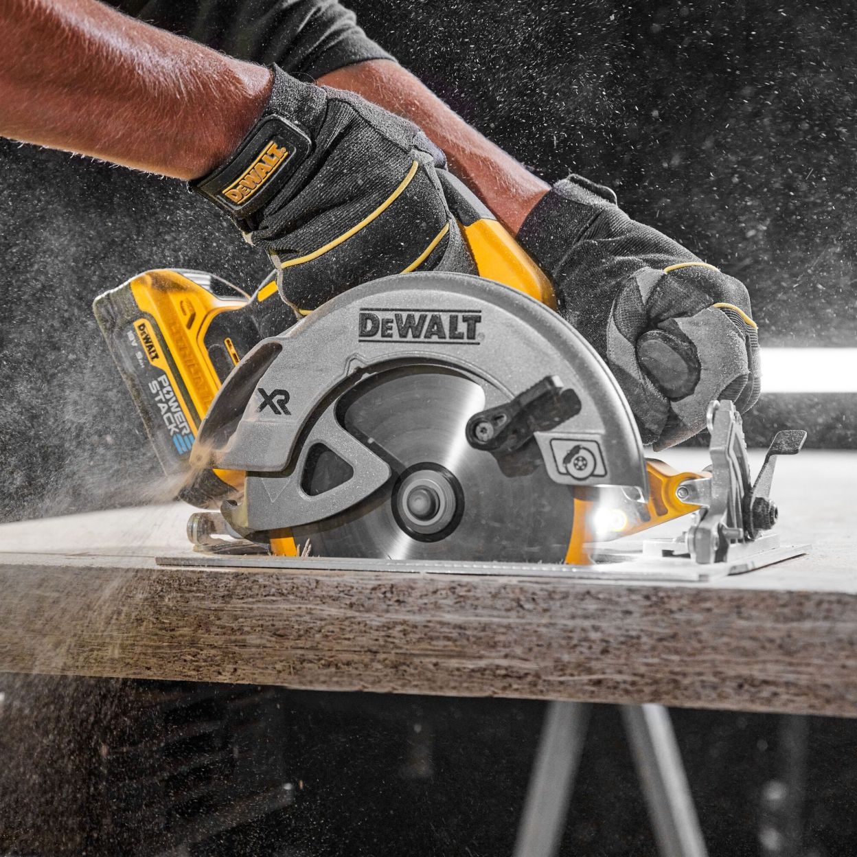 Аккумуляторная дисковая пила DEWALT DCS570H2T, 18 В, 184 мм, 5500 об/мин, с 2 АКБ 5 Ач и ЗУ, в кейсе TSTAK (DCS570H2T-QW)