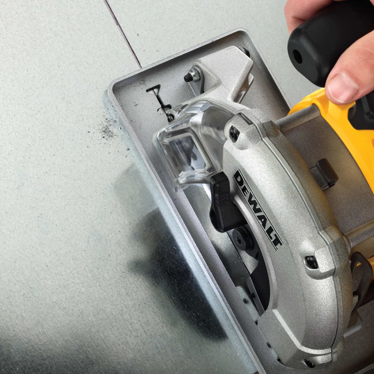 Аккумуляторная дисковая пила DEWALT DCS373P1, 18 В, 140 мм, 3700 об/мин, с АКБ 5 Ач и ЗУ (DCS373P1N-XJ)