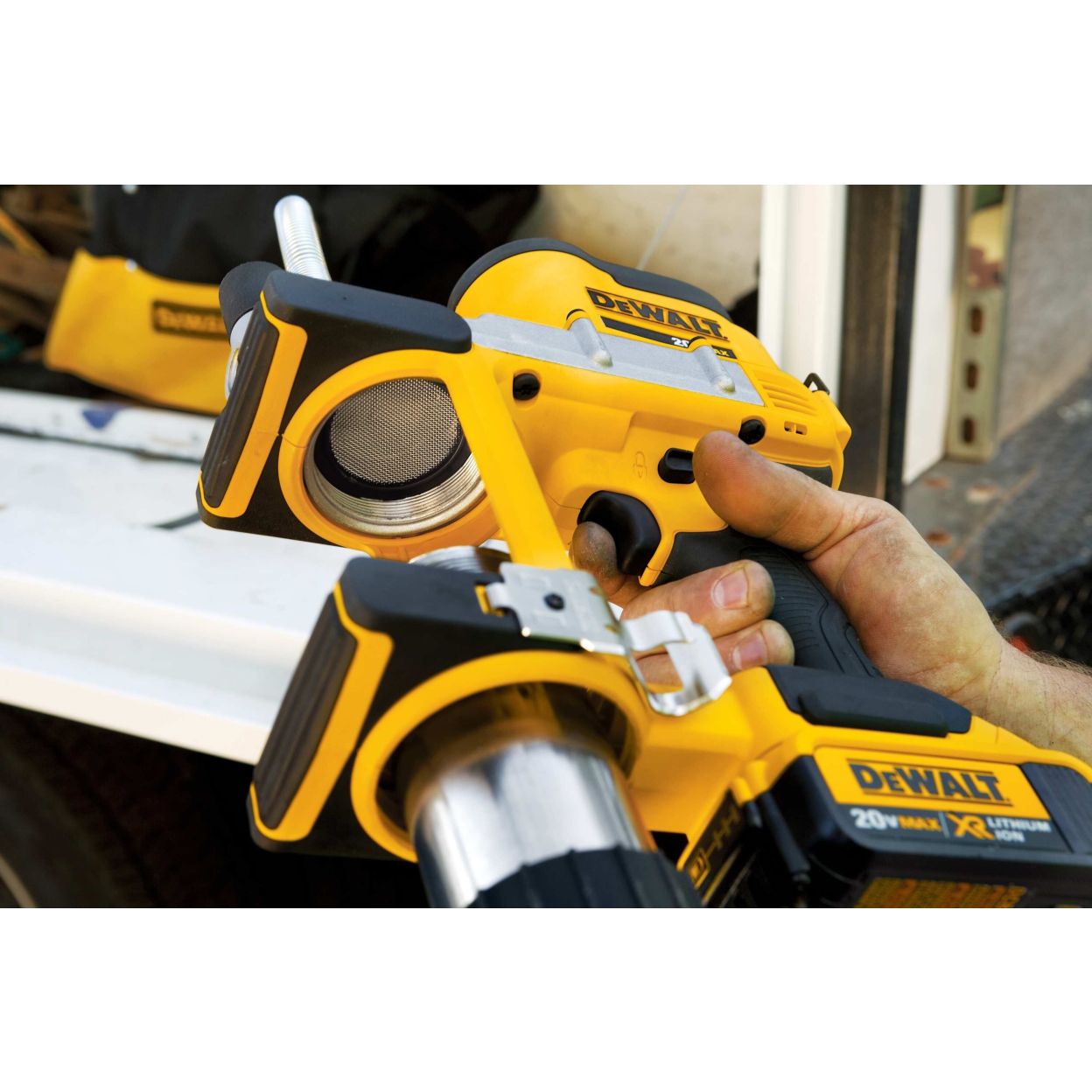 Аккумуляторный смазочный пистолет DEWALT DCGG571NK, 18 В, 690 бар, без АКБ и ЗУ, в кейсе (DCGG571NK-XJ)