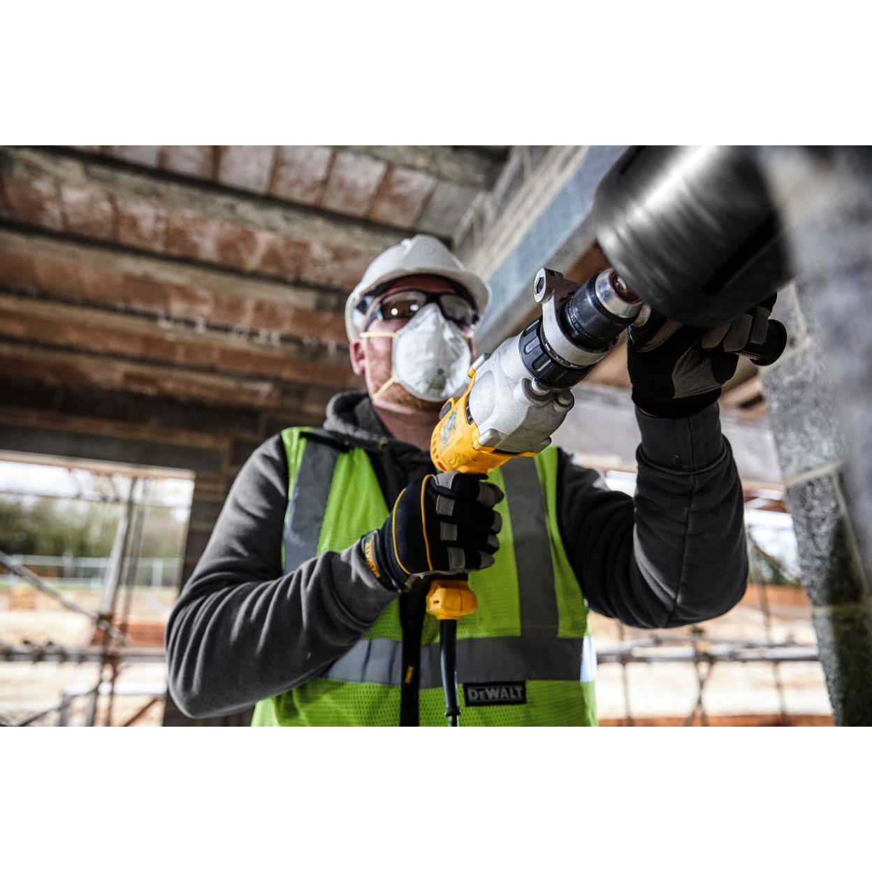 Ударная дрель DEWALT D21570K, 1300 Вт, 3500 об/мин, 56000 уд/мин, в кейсе (D21570K-QS)