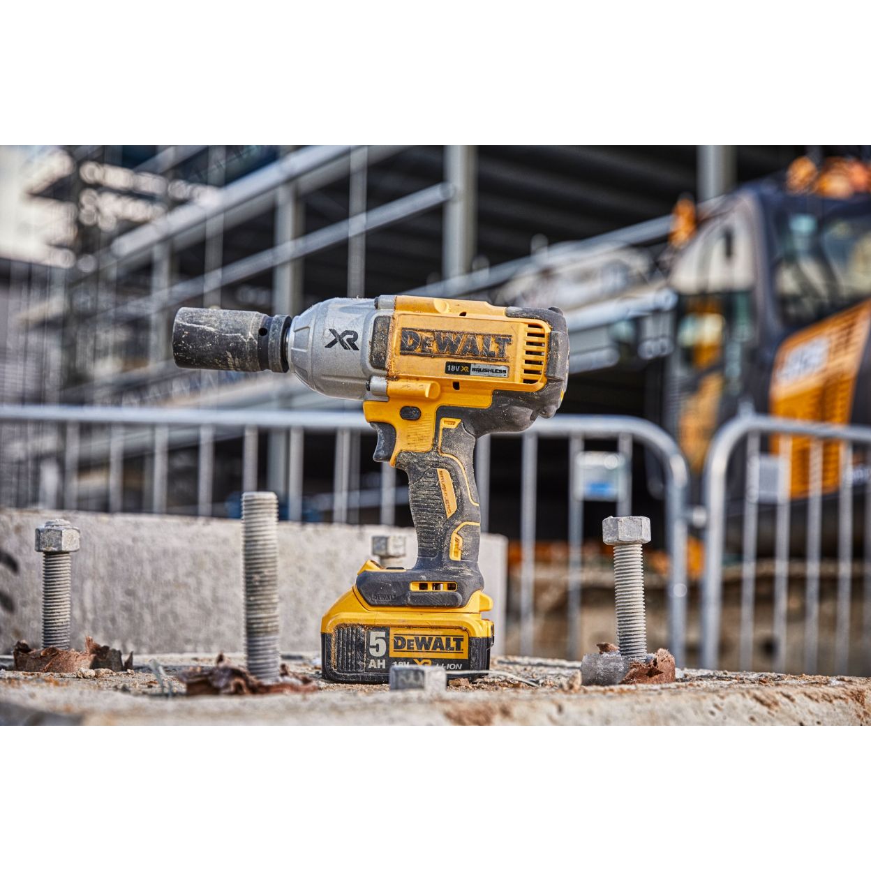 Аккумуляторный гайковерт DEWALT DCF897P1, 18 В, 1627 Нм, 2400 уд/мин, с АКБ 5 Ач и ЗУ (DCF897P1N-XJ)