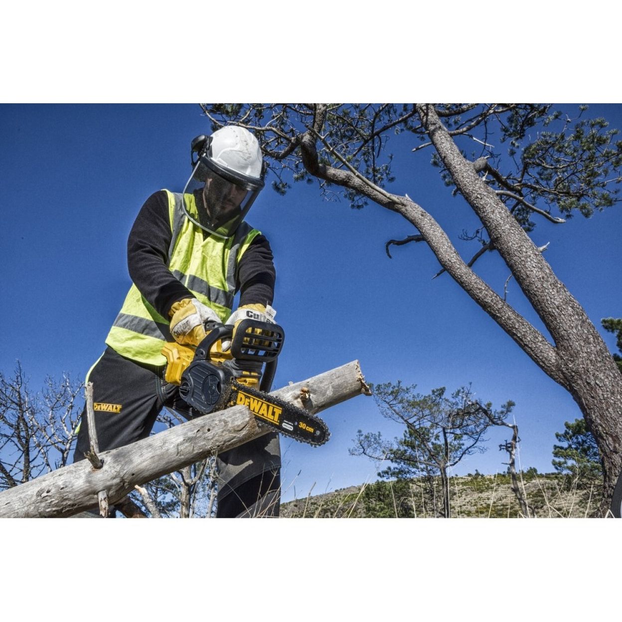 Аккумуляторная цепная пила DEWALT DCM565P1, 18 В, 30 см, 7.7 м/с, с АКБ 5 Ач и ЗУ (DCM565P1-QW)