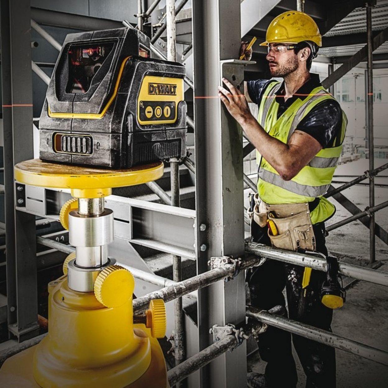 Лазерный нивелир DEWALT DW0811, на батарейках, красный луч, 30 м, в кейсе (DW0811-XJ)