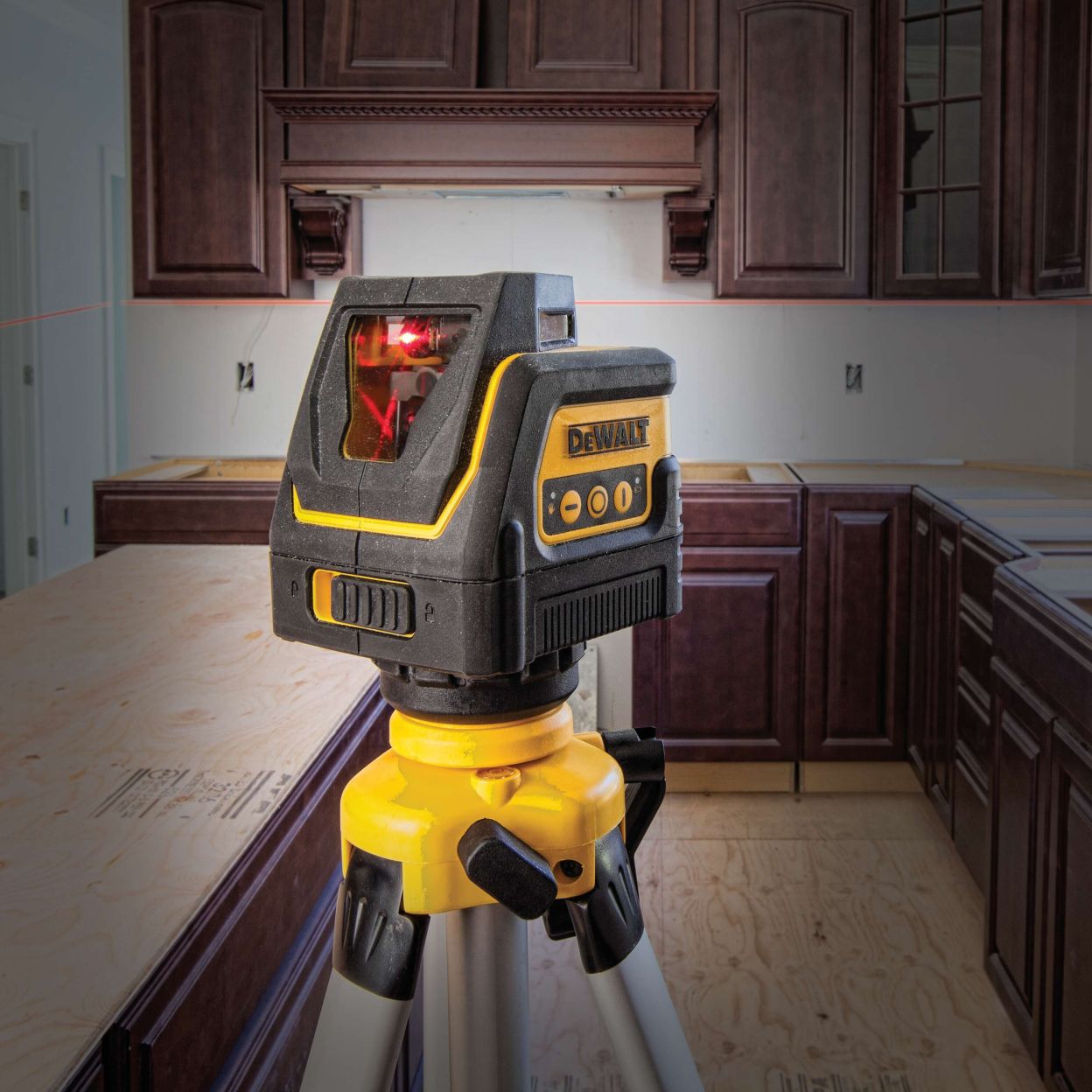 Лазерный нивелир DEWALT DW0811, на батарейках, красный луч, 30 м, в кейсе (DW0811-XJ)