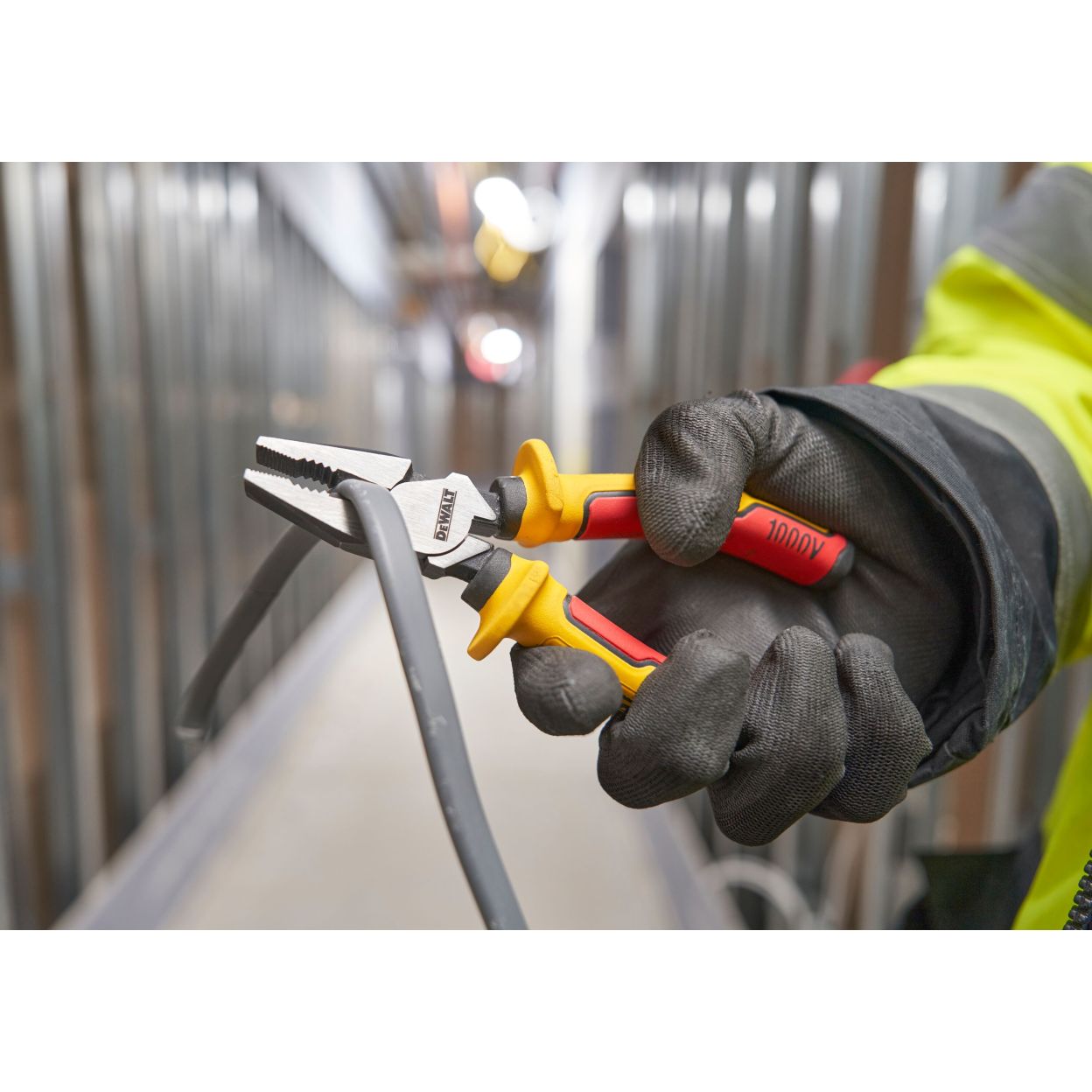 Набор плоскогубцев и кусачек DEWALT DWHT82811-0, с токоизолирующими рукоятками: плоскогубцы + длинногубцы + кусачки