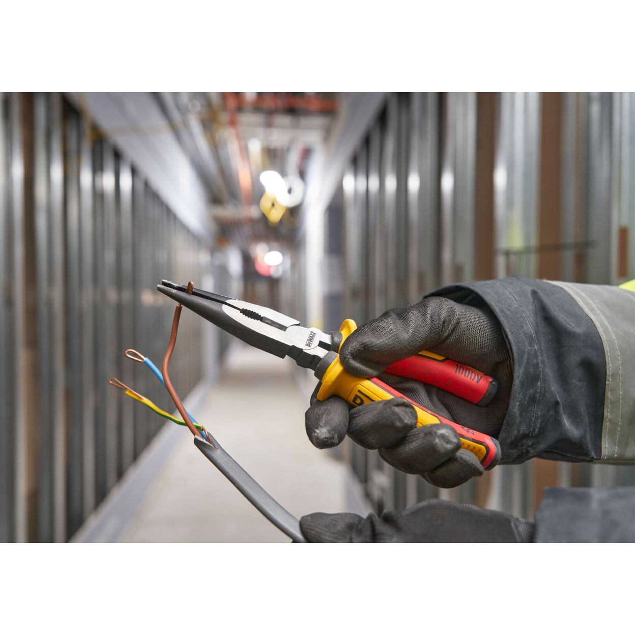 Набор плоскогубцев и кусачек DEWALT DWHT82811-0, с токоизолирующими рукоятками: плоскогубцы + длинногубцы + кусачки