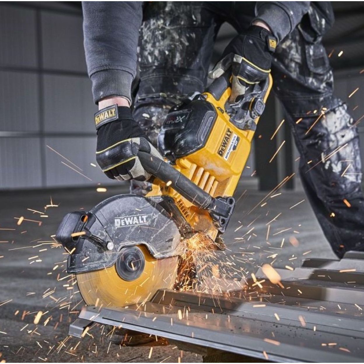 Аккумуляторная отрезная машина DEWALT DCS691N, 54 В, 230 мм, 6600 об/мин, без АКБ и ЗУ