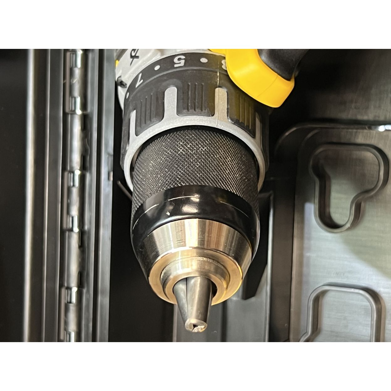 Аккумуляторная дрель-шуруповерт DEWALT DCD791D2, 18 В, 2000 об/мин, с 2 АКБ 2 Ач и ЗУ, в кейсе TSTAK(УЦЕНЕННЫЙ ТОВАР) (DCD791D2-QW/U1)