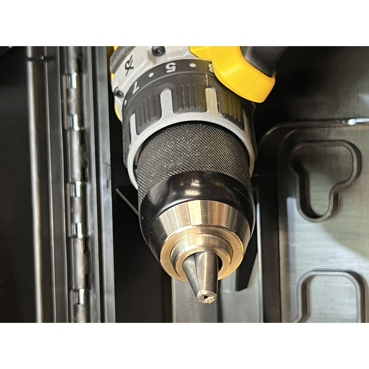 Аккумуляторная дрель-шуруповерт DEWALT DCD791D2, 18 В, 2000 об/мин, с 2 АКБ 2 Ач и ЗУ, в кейсе TSTAK(УЦЕНЕННЫЙ ТОВАР) (DCD791D2-QW/U1)