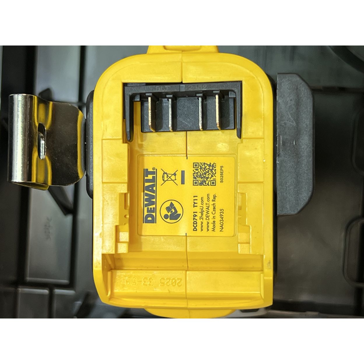 Аккумуляторная дрель-шуруповерт DEWALT DCD791D2, 18 В, 2000 об/мин, с 2 АКБ 2 Ач и ЗУ, в кейсе TSTAK(УЦЕНЕННЫЙ ТОВАР) (DCD791D2-QW/U1)