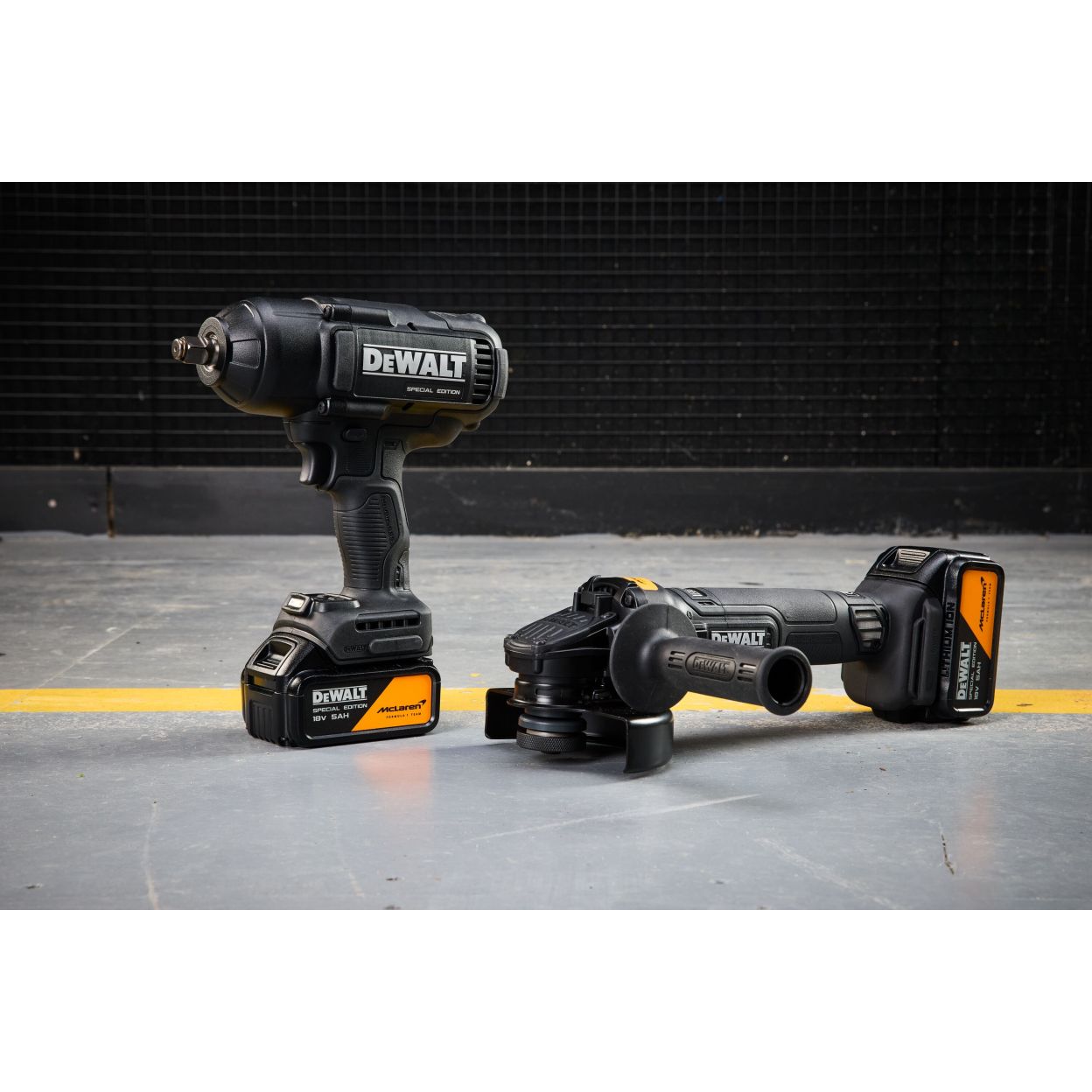 Аккумуляторный набор DEWALT McLaren Limited Edition DCK2225MP2T, 18 В: УШМ + гайковерт, с 2 АКБ 5 Ач и ЗУ, в кейсе TSTAK