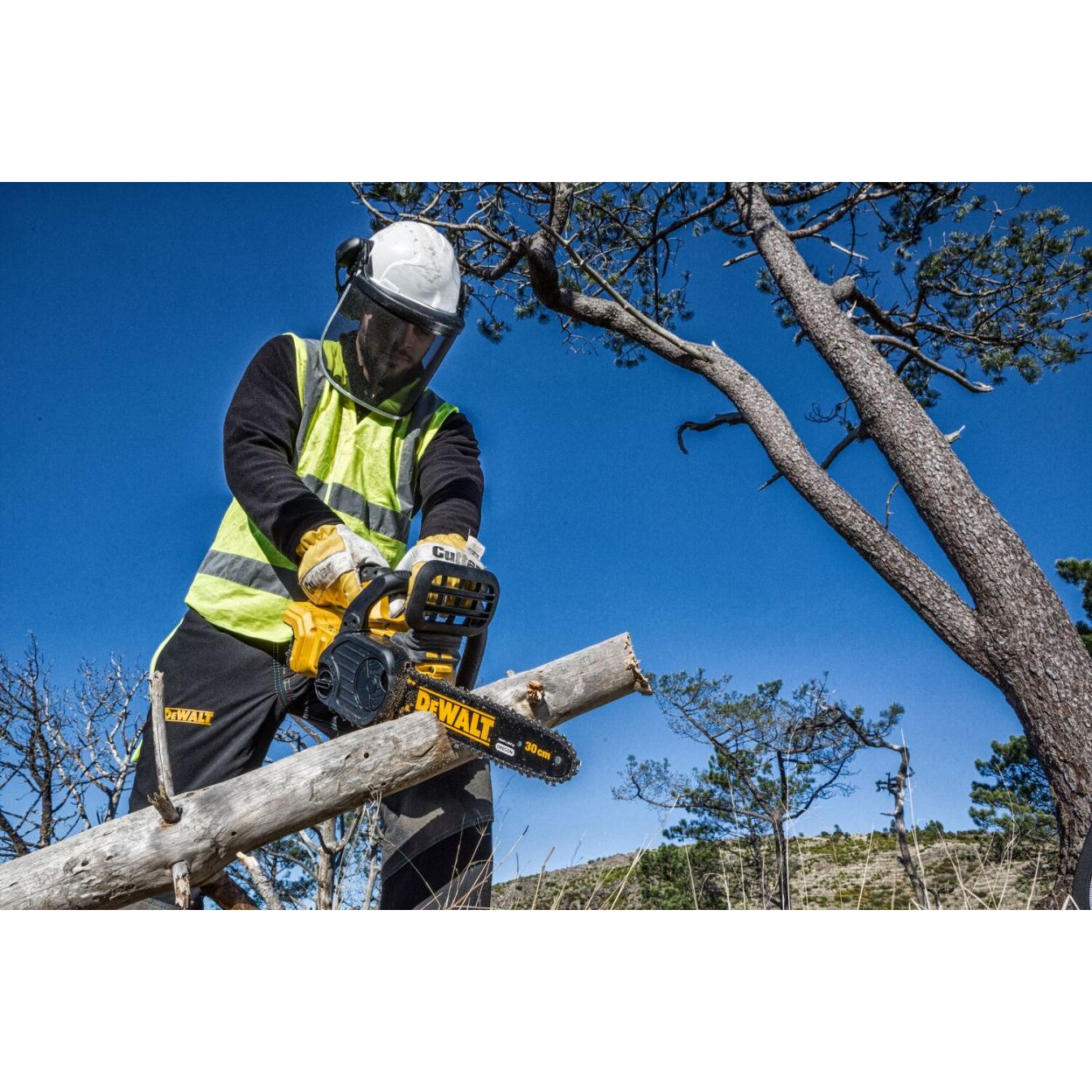 Аккумуляторная цепная пила DEWALT DCM565P1, 18 В, 30 см, 7.7 м/с, с АКБ 5 Ач и ЗУ (DCM565P1N-XJ)