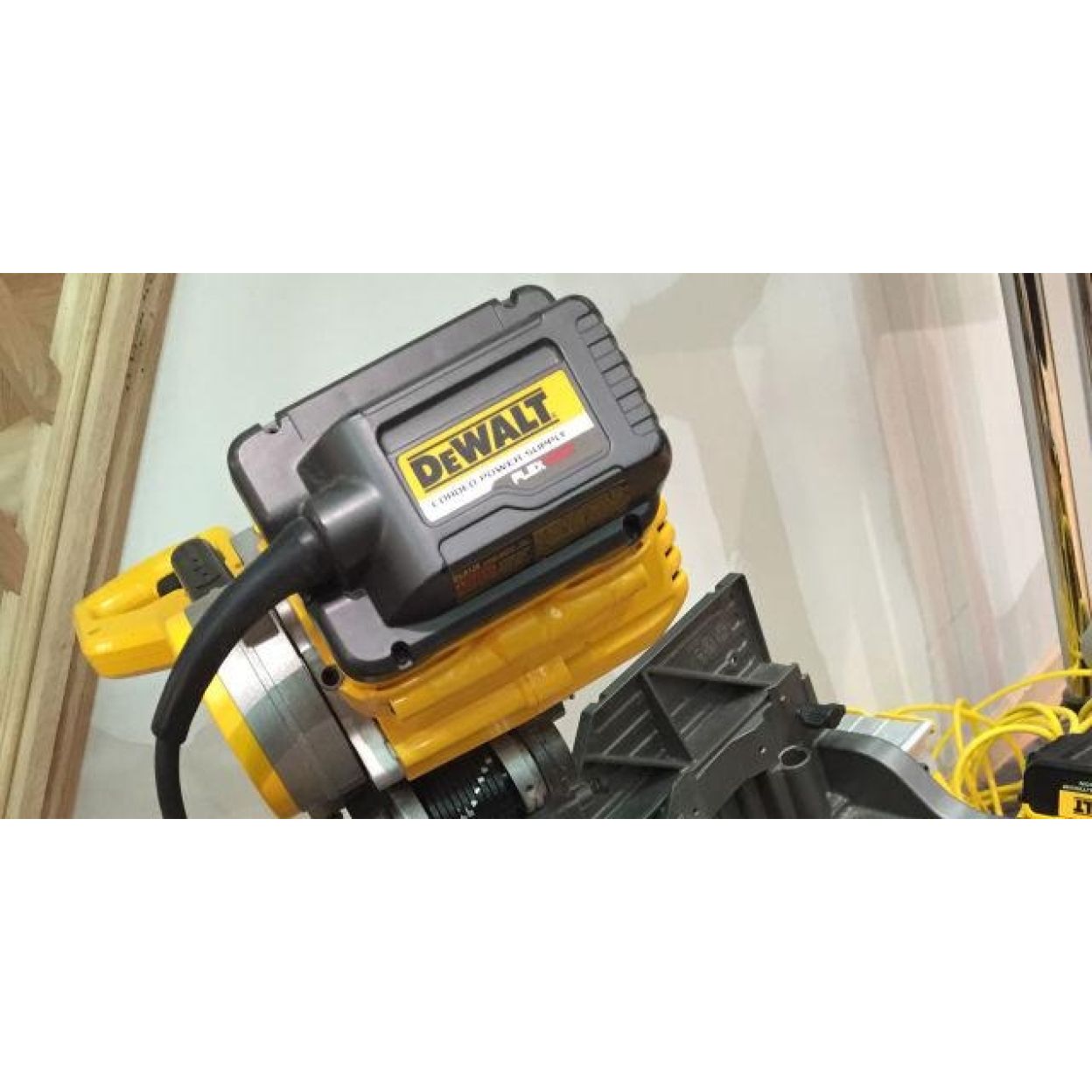 Сетевой адаптер DEWALT, для подключения аккумуляторной пилы DHS780N к электросети, DCB500