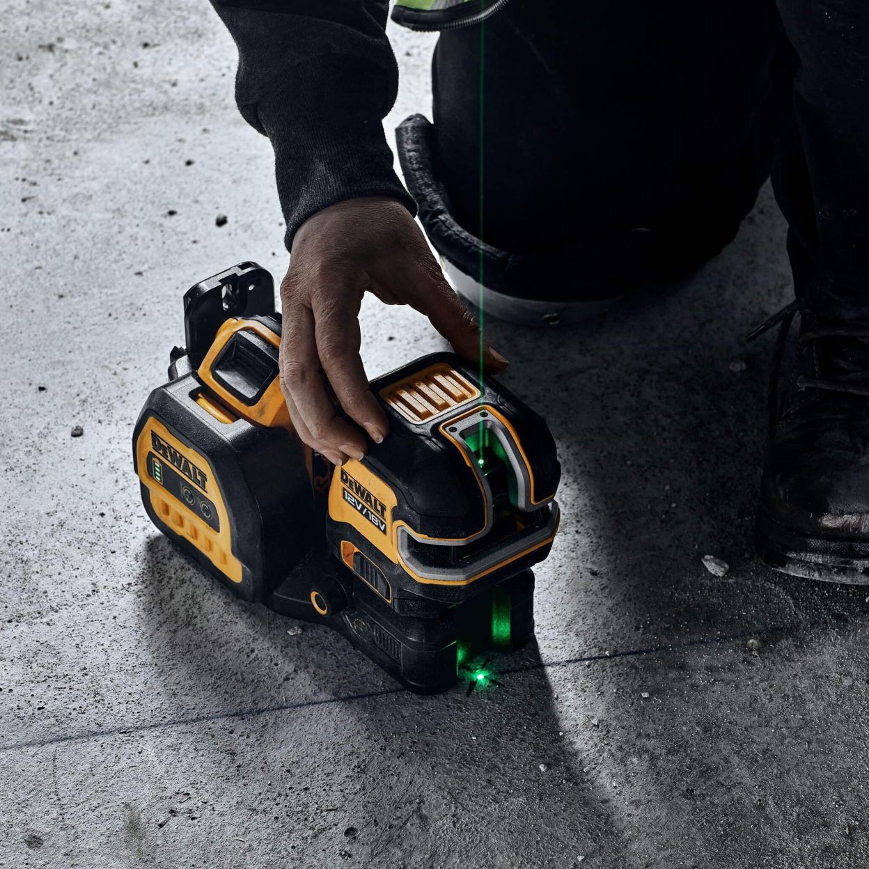 Аккумуляторный лазерный построитель плоскостей DEWALT DCE825D1G18, 12/18 В, зеленый луч, 30 м, с АКБ 2 Ач и ЗУ, в кейсе TSTAK