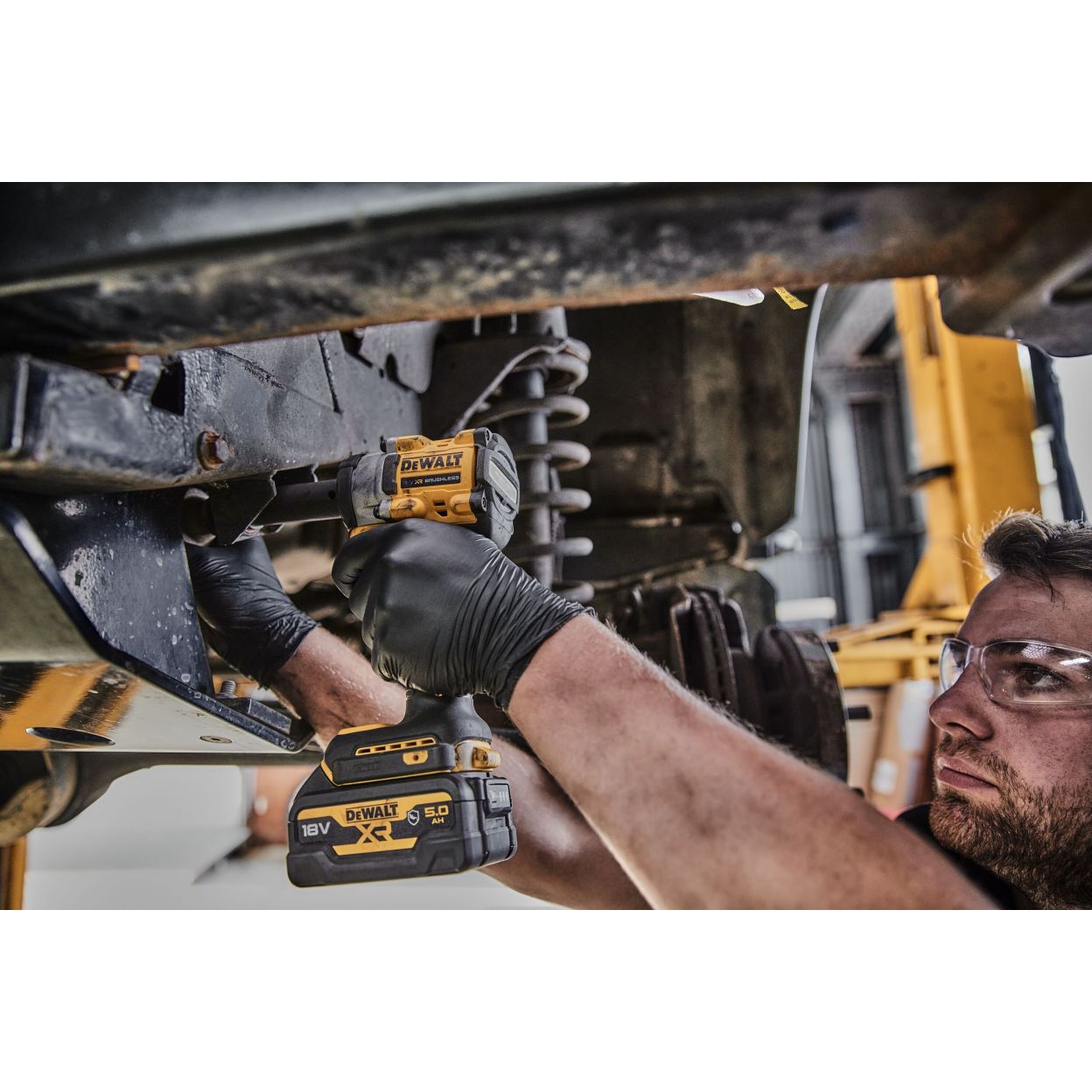 Аккумуляторный гайковерт DEWALT DCF921P2T, 18 В, 610 Нм, 3550 уд/мин, с 2 АКБ 5 Ач и ЗУ, в кейсе (DCF921P2T-QW)