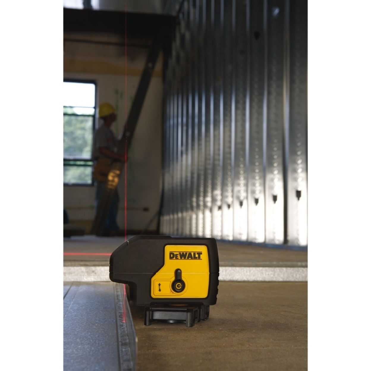 Самовыравнивающийся точечный КРАСНЫЙ лазерный уровень DEWALT DW083K
