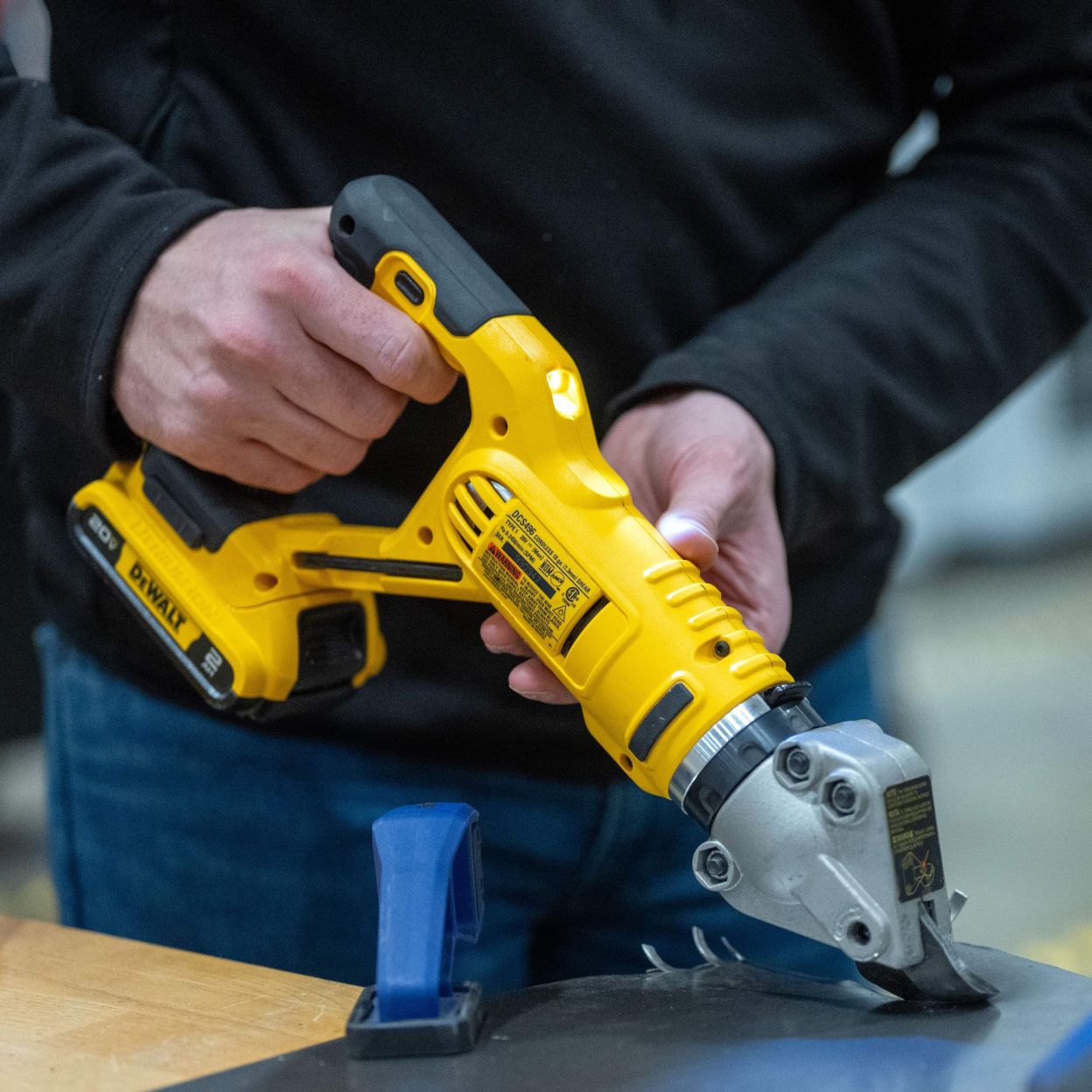 Аккумуляторные ножницы DEWALT DCS496N, по металлу, 18 В, рез до 1.3 мм, без АКБ и ЗУ (DCS496N-XJ)