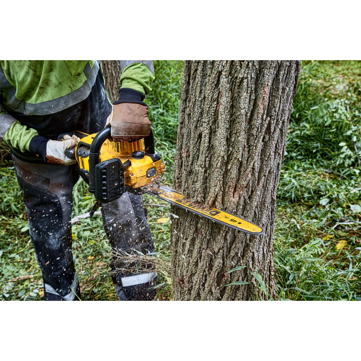 Аккумуляторный набор садовой техники DEWALT, 54 В: цепная пила DCMCS574 + кусторез DCMHT573, без АКБ без ЗУ