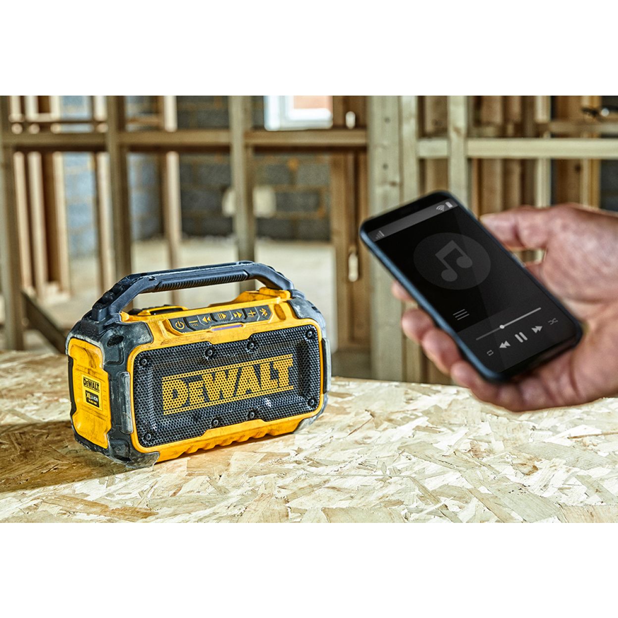 Аккумуляторная портативная аудиосистема DEWALT DCR011, 12/14.4/18 В, 20 Вт, без АКБ и ЗУ
