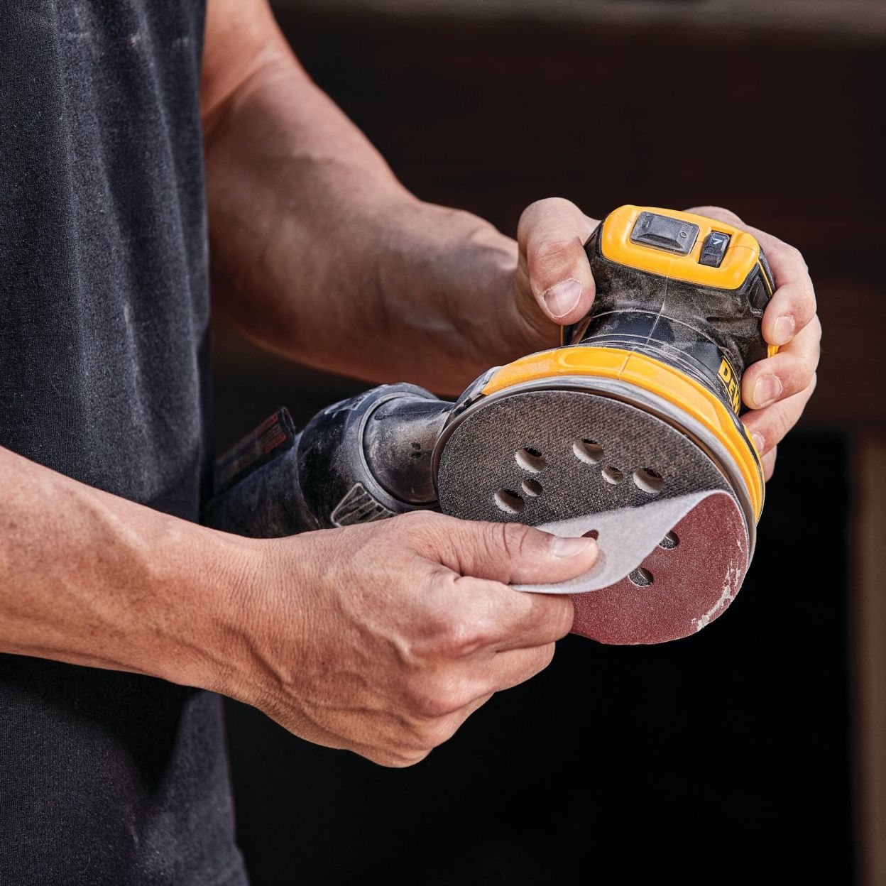 Аккумуляторная эксцентриковая шлифмашина DEWALT DCW210P2, 18 В, 125 мм, 12000 кол/мин, с 2 АКБ 5 Ач и ЗУ, в кейсе TSTAK