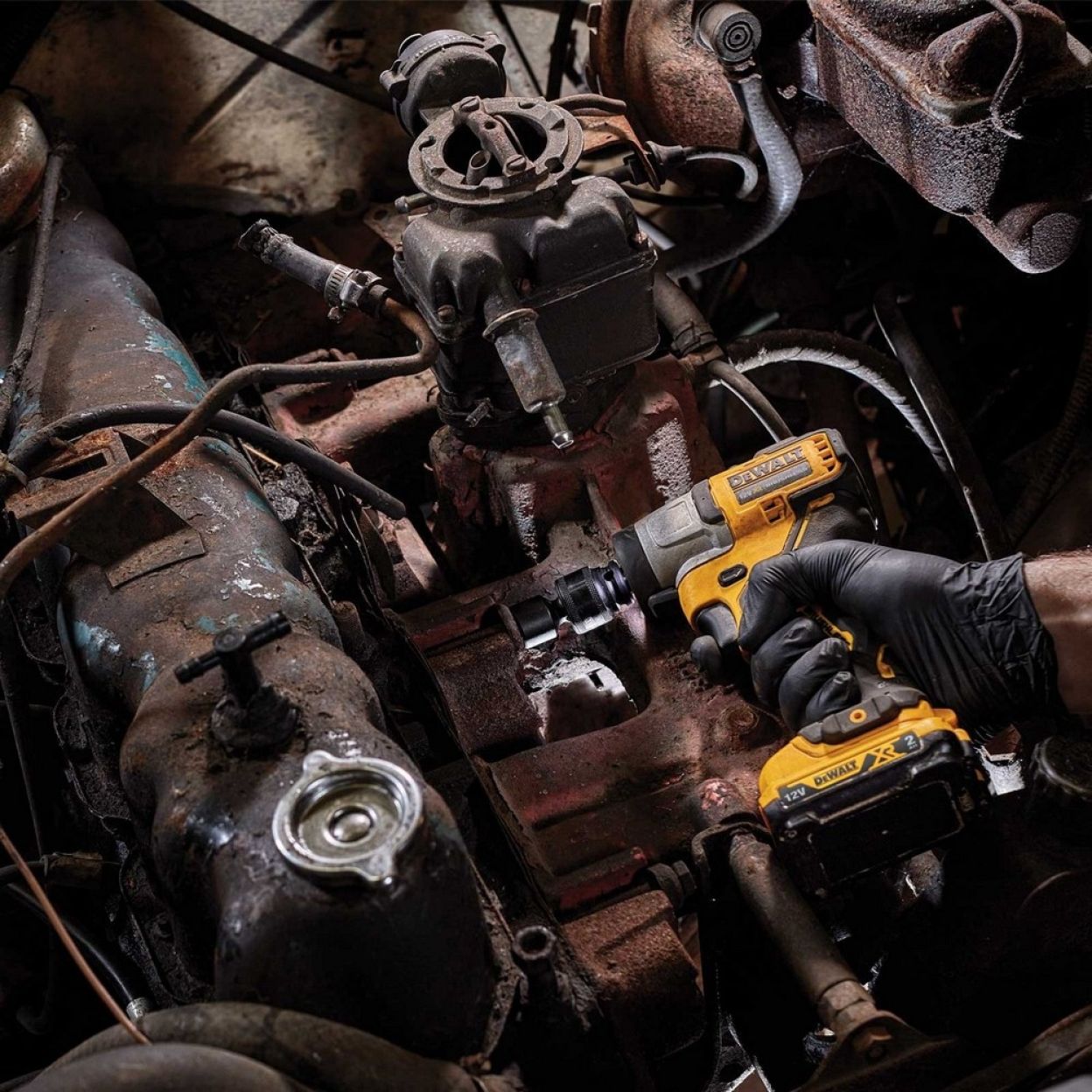 Аккумуляторный компактный импульсный гайковерт DEWALT DCF902D2, 10.8 (12) В, 2 Ач, кейс