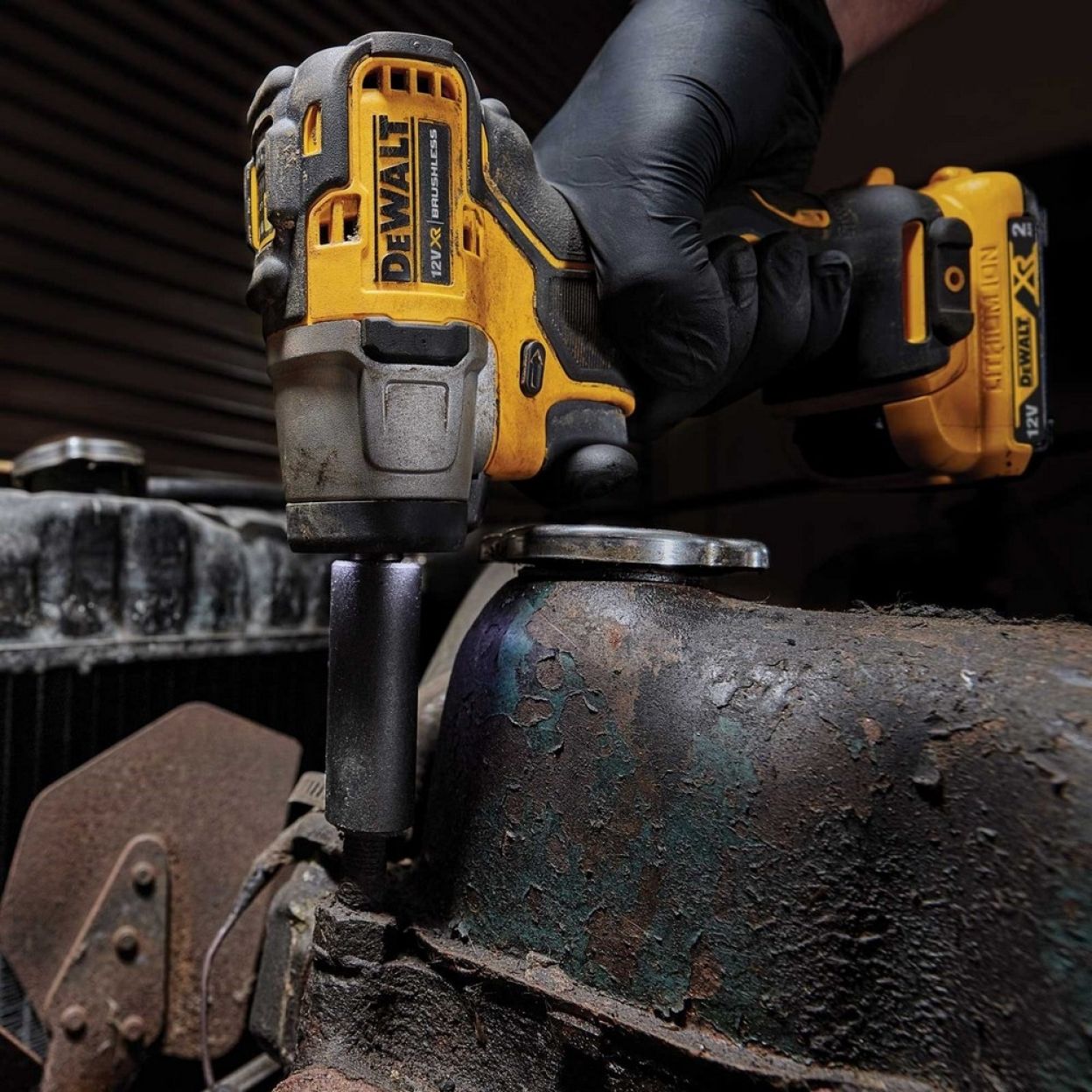 Аккумуляторный компактный импульсный гайковерт DEWALT DCF902D2, 10.8 (12) В, 2 Ач, кейс