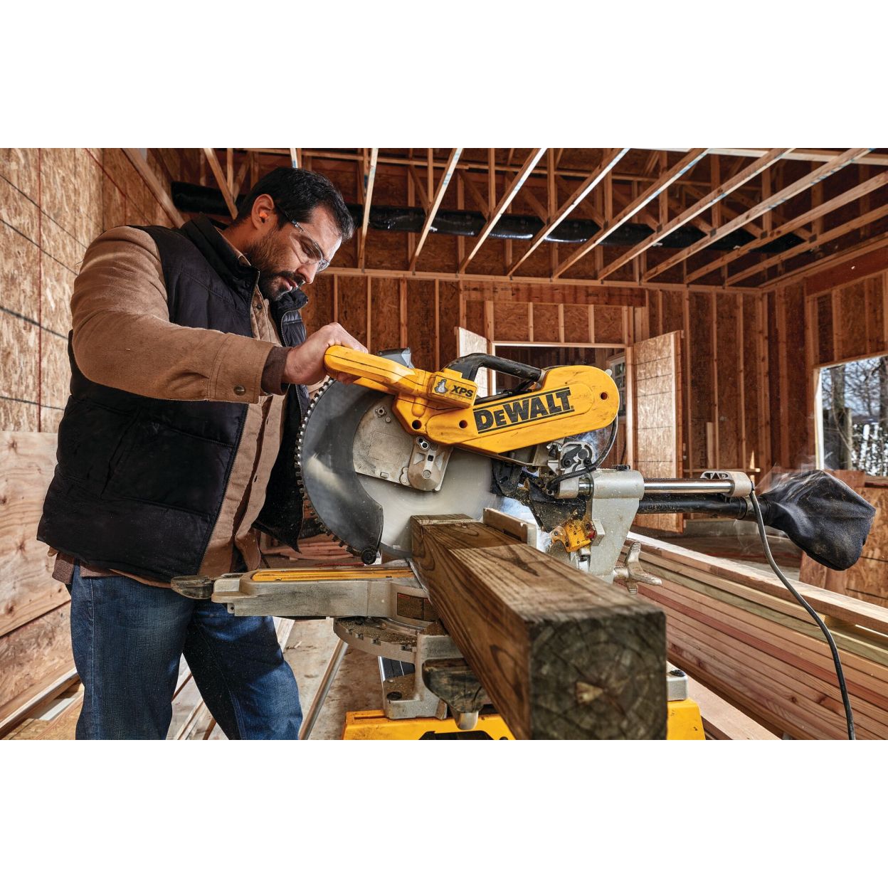 Торцовочная пила DEWALT DWS780, 1675 Вт, 305 мм, 3800 об/мин (DWS780-QS)
