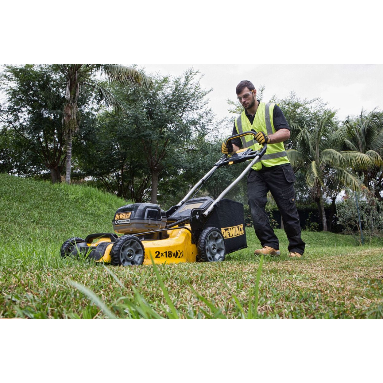 Аккумуляторный набор садовой техники DEWALT, 18 В: газонокосилка DCMW564 + кусторез DCMHT564, с 2 АКБ 5 Ач без ЗУ