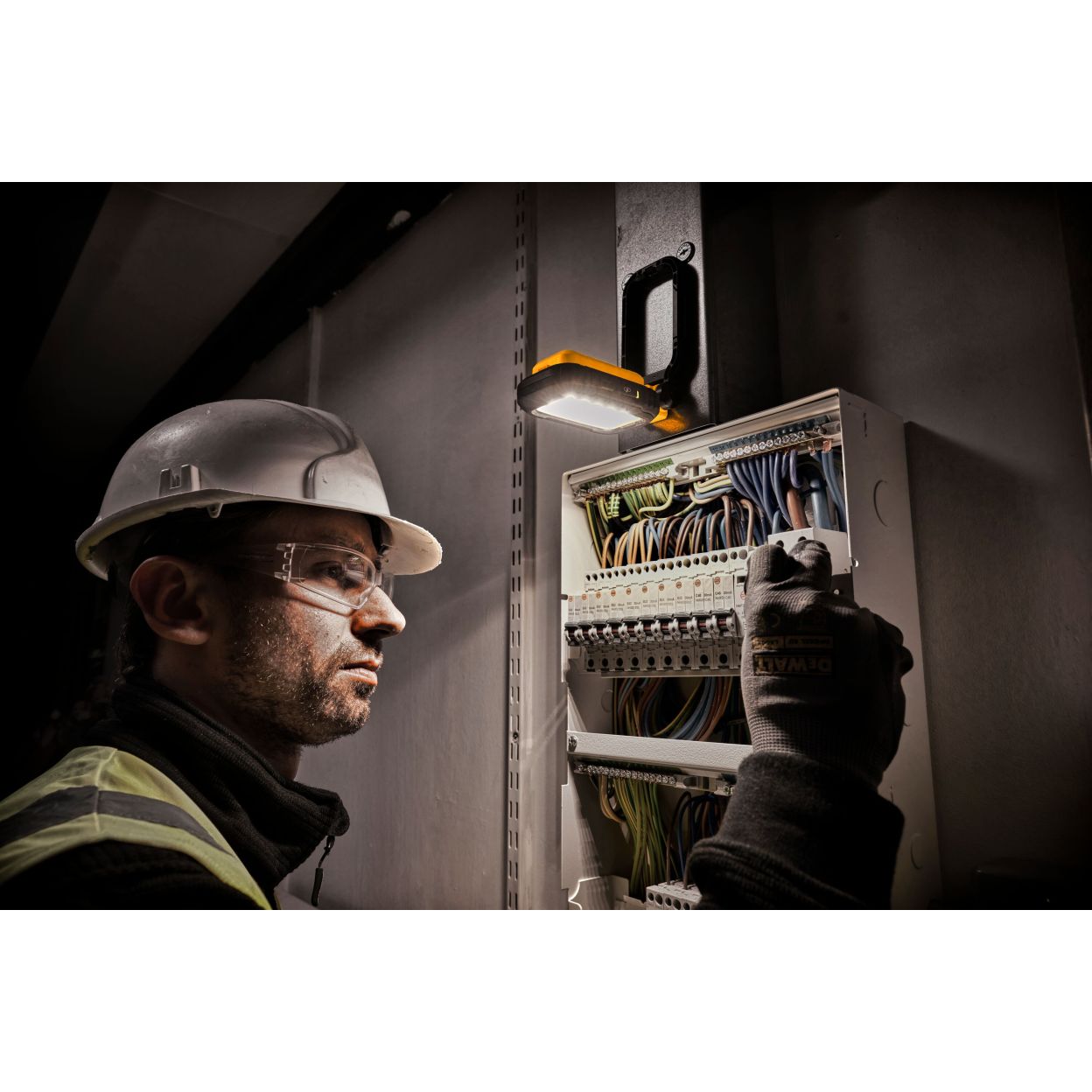 Аккумуляторный фонарь DEWALT DCL182, 1000 лм, со встроенной АКБ (DCL182-A9)