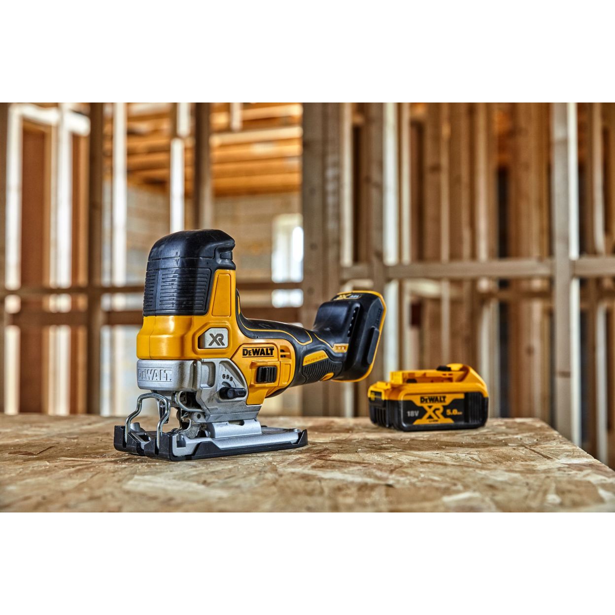 Аккумуляторный лобзик DEWALT DCS335P2, 18 В, 3200 ход/мин, 26 мм, с 2 АКБ 5 Ач и ЗУ, в кейсе TSTAK (DCS335P2-QW)