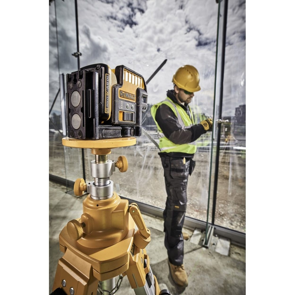 Самовыравнивающийся комбинированный ЗЕЛЕНЫЙ лазерный уровень DEWALT DCE0825D1G