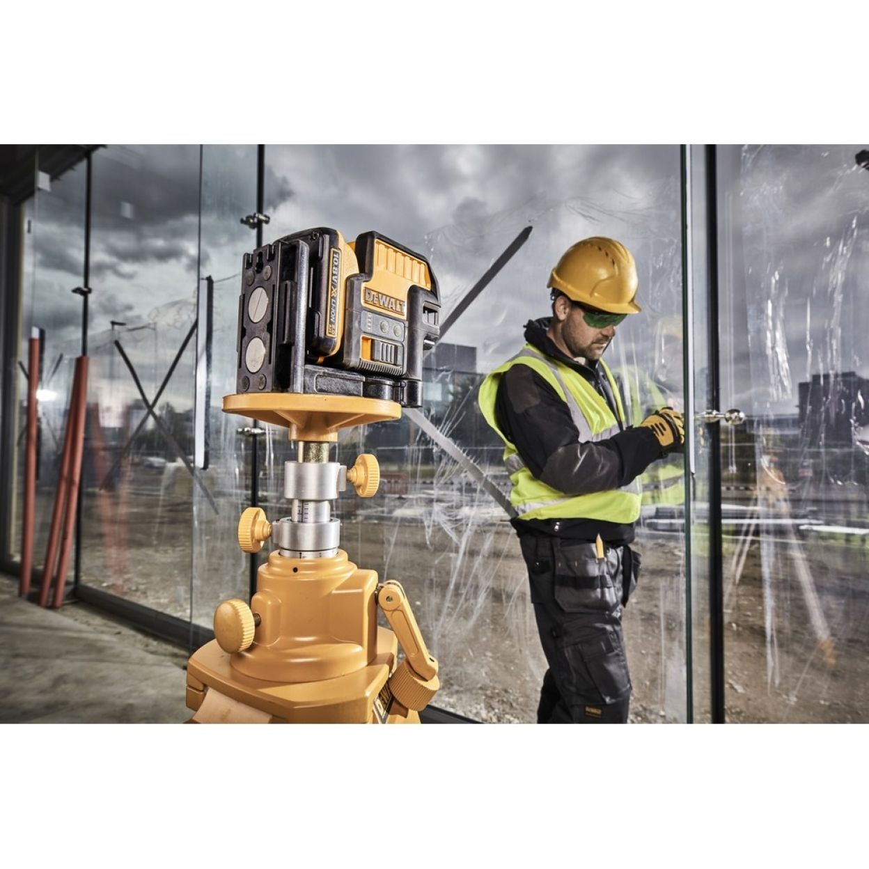 Самовыравнивающийся комбинированный ЗЕЛЕНЫЙ лазерный уровень DEWALT DCE0825D1G