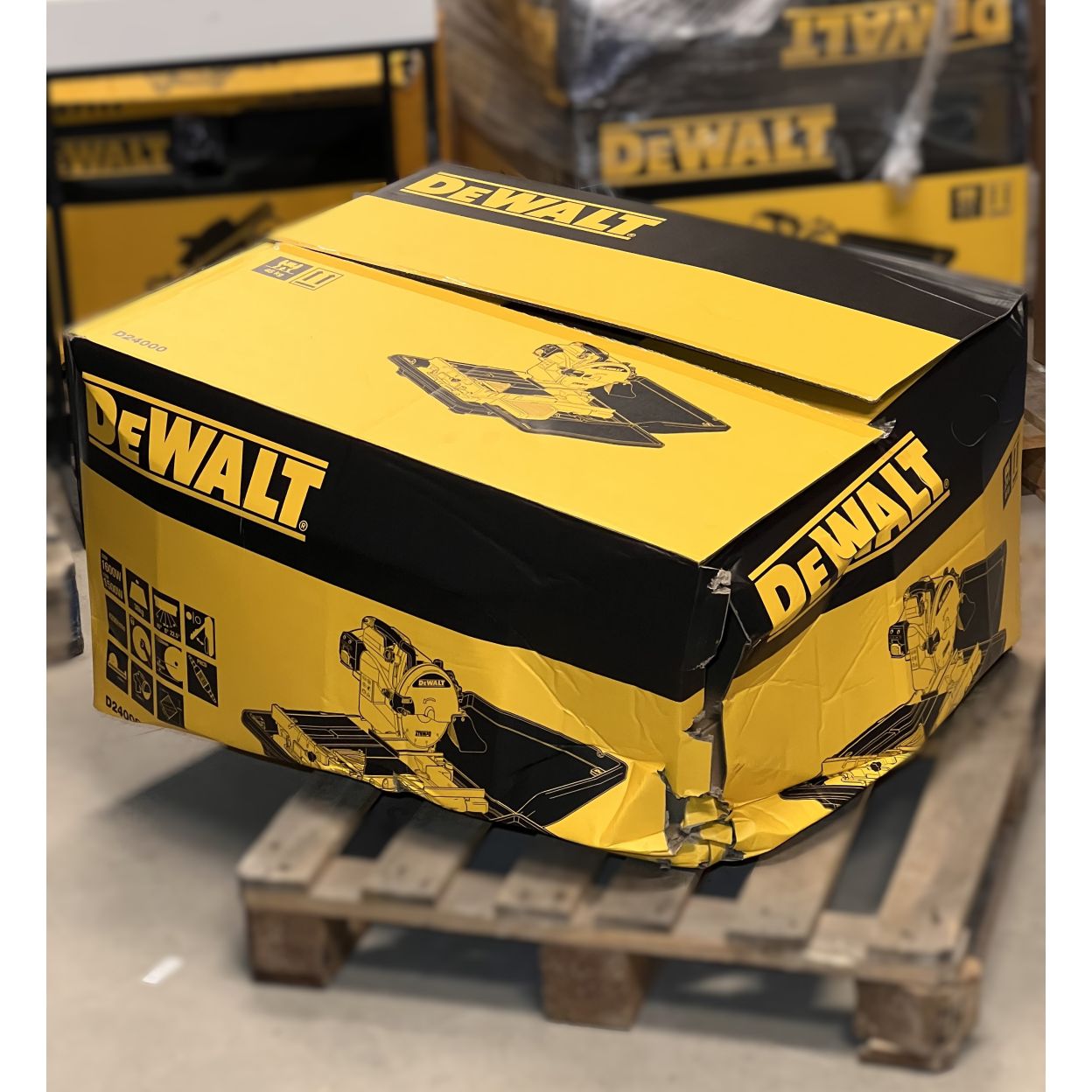 Пила дисковая DEWALT D24000, 1600 Вт, 250 мм, 4200 об/мин, (УЦЕНЕННЫЙ ТОВАР) (D24000-QS/U3)