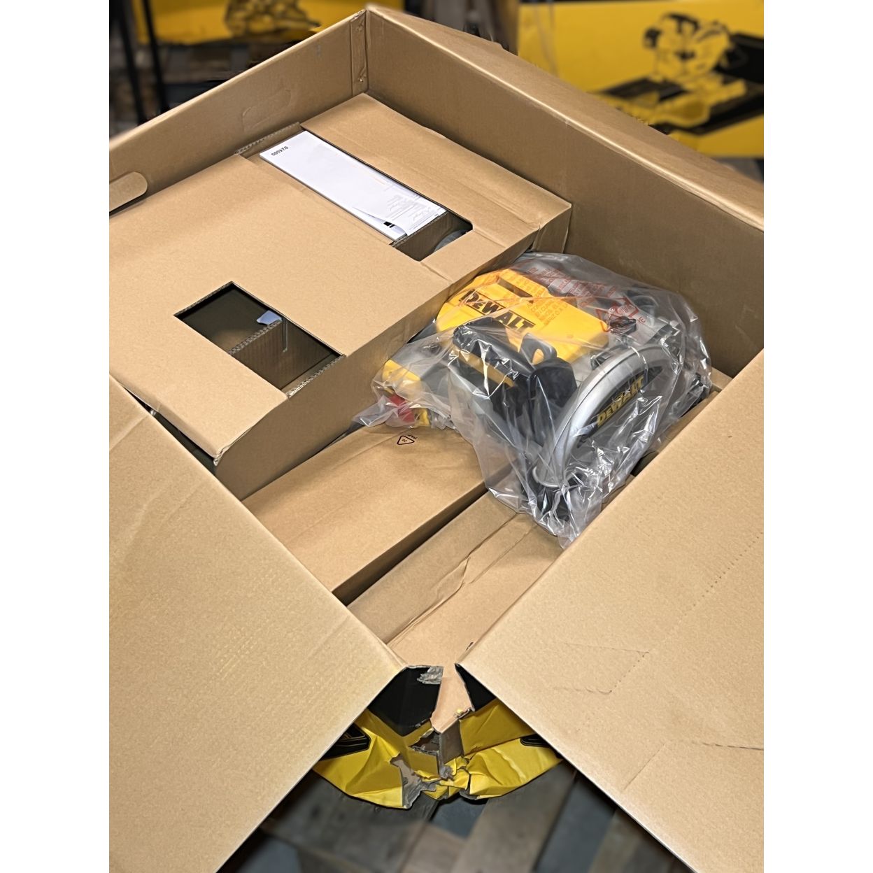 Пила дисковая DEWALT D24000, 1600 Вт, 250 мм, 4200 об/мин, (УЦЕНЕННЫЙ ТОВАР) (D24000-QS/U3)