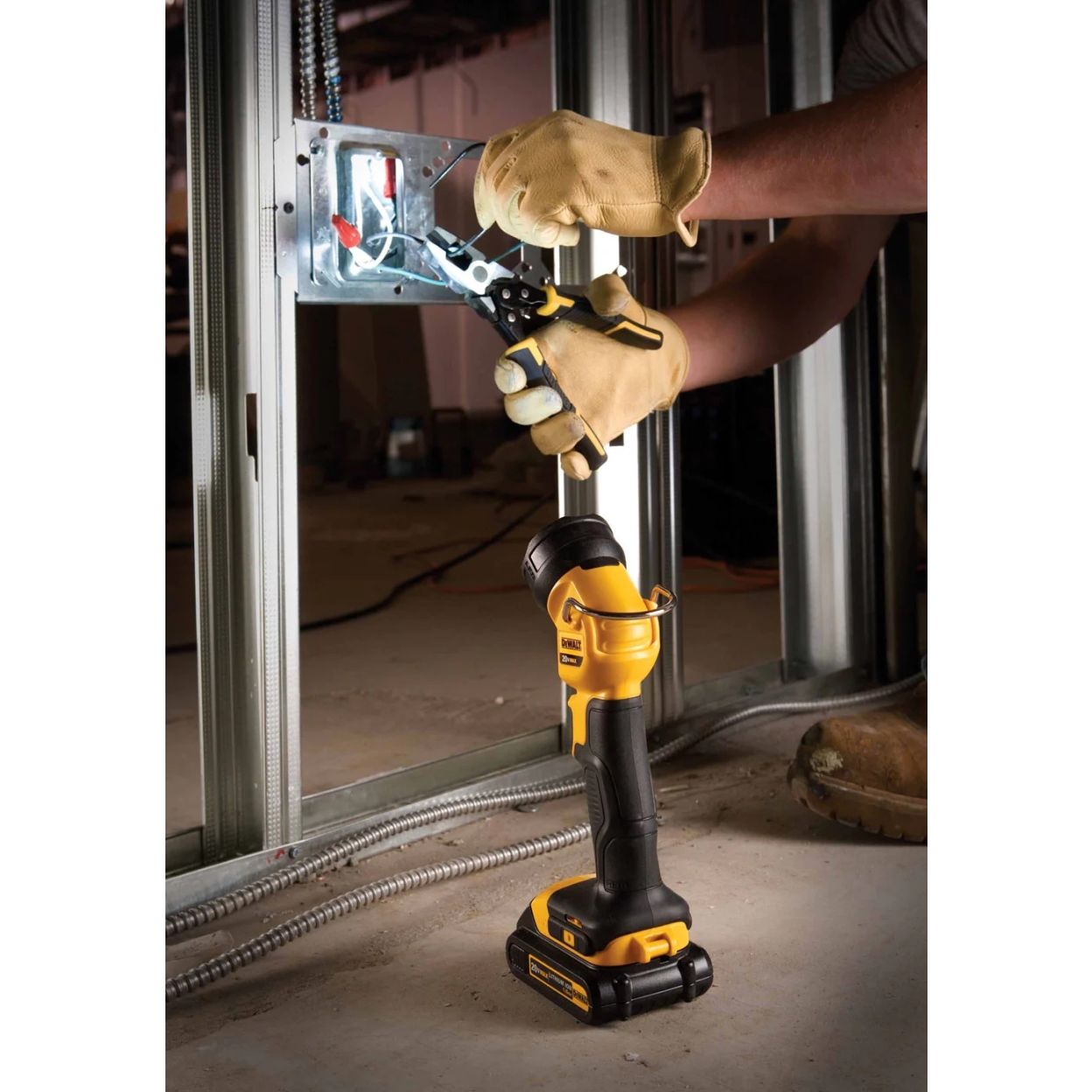 Аккумуляторный фонарь DEWALT DCL040, 18 В, 110 лм, без АКБ и ЗУ